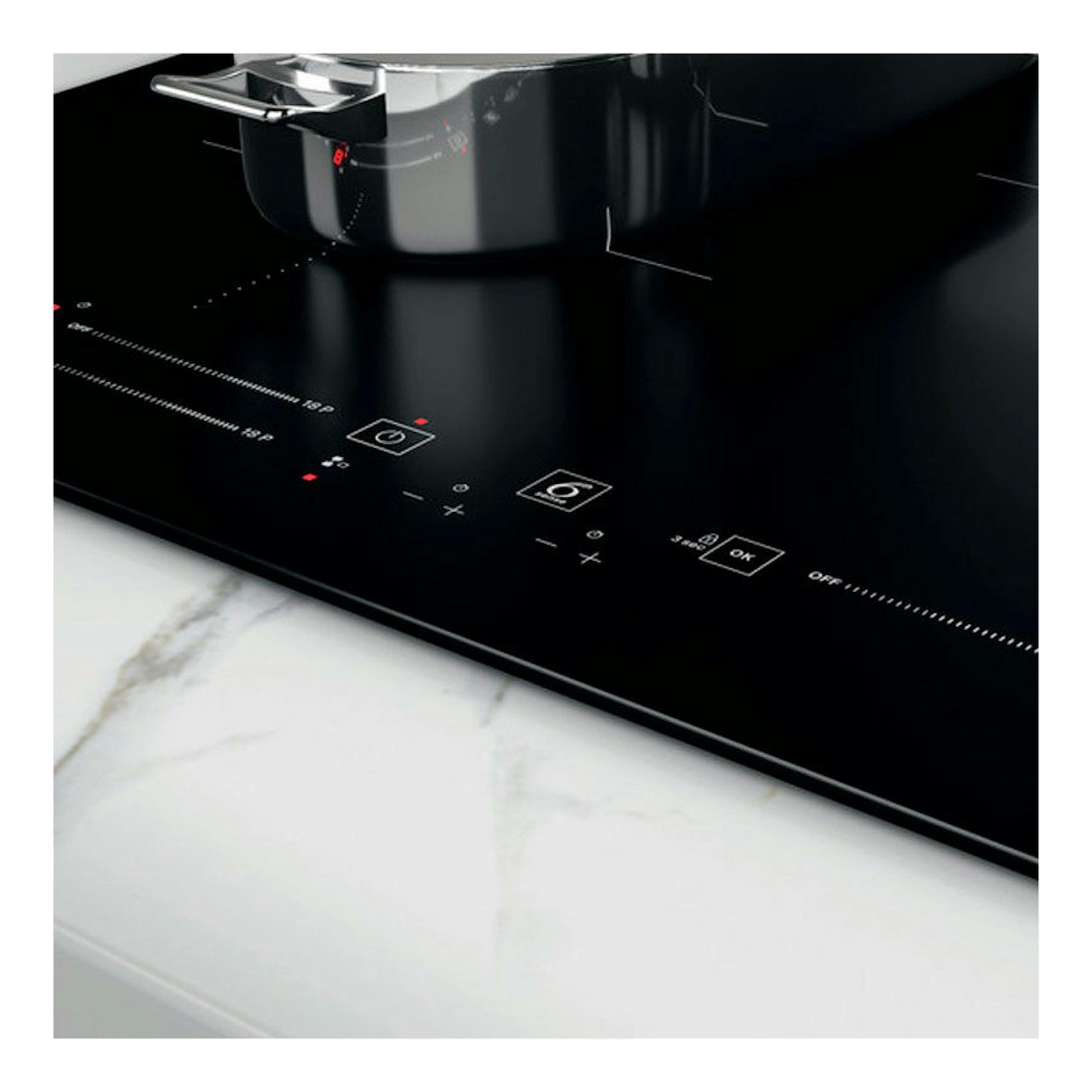 Placa de inducción Whirlpool WBS5560NE negra, vista en ángulo con cazo y controles táctiles.