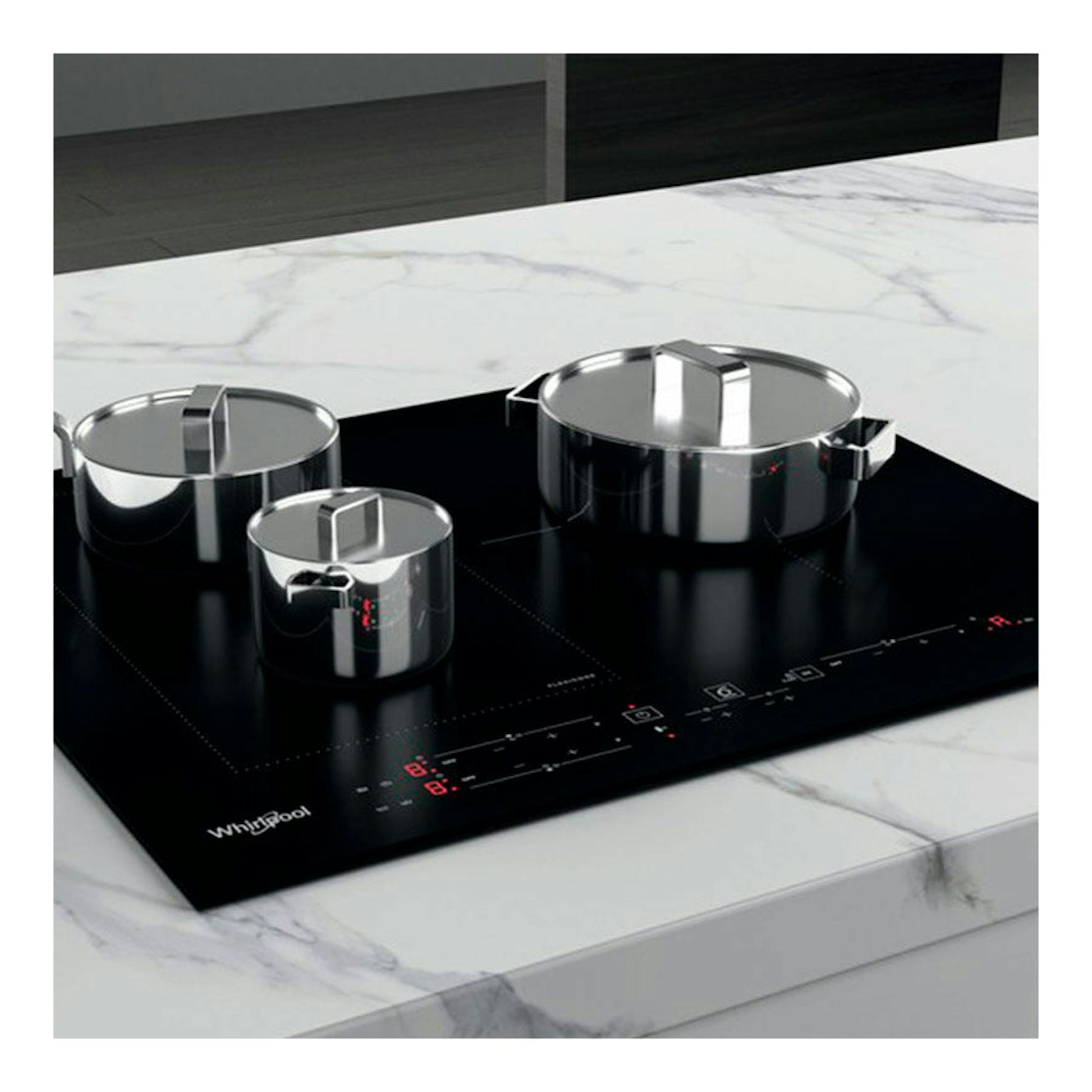 Parrilla de inducción Whirlpool WLB2760BF negra, vista en ángulo, con tres ollas de acero inoxidable.
