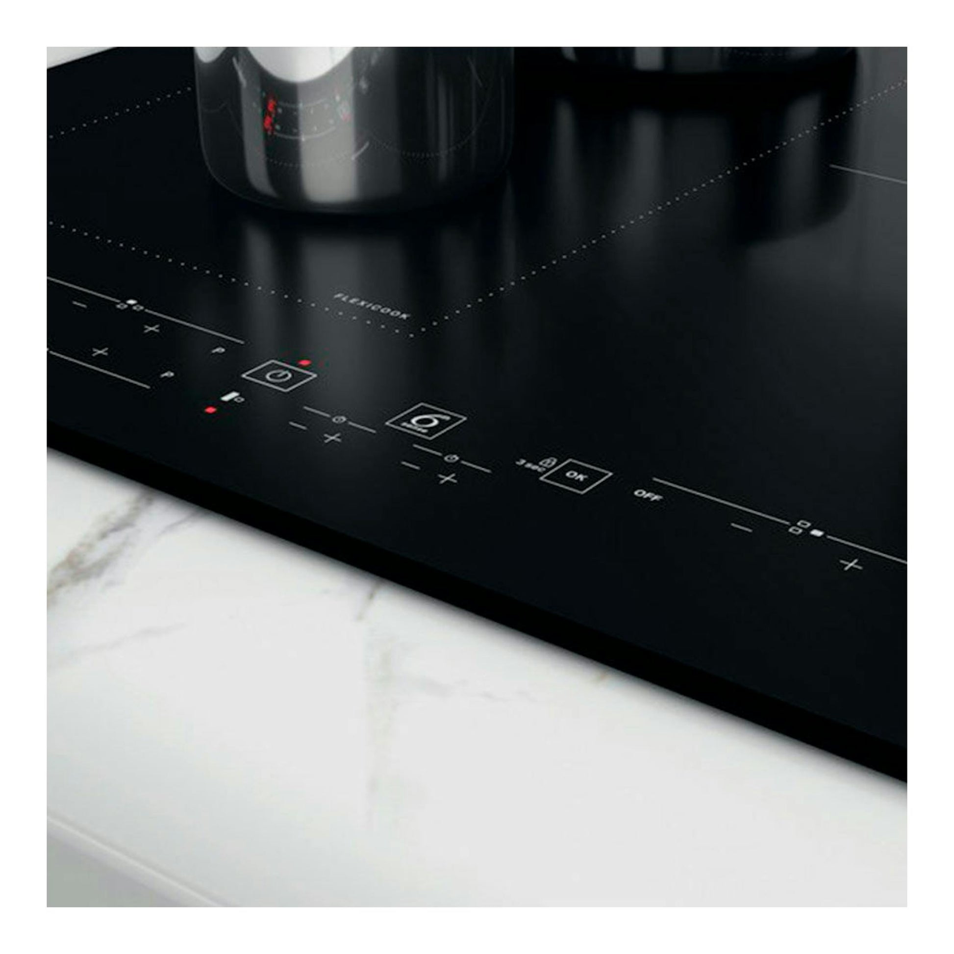 Inducción Whirlpool WLB2760BF, superficie negra de vidrio con controles táctiles en vista diagonal.