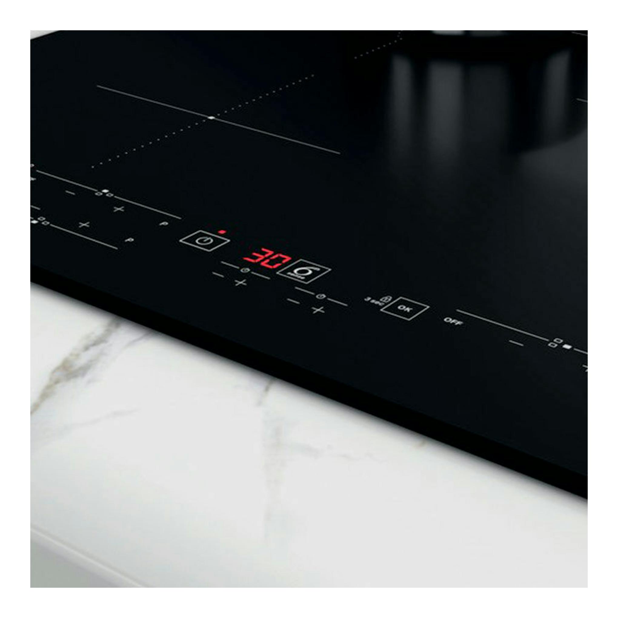 Placa de inducción Whirlpool WSB2360BF negra, primer plano del panel táctil con display rojo.