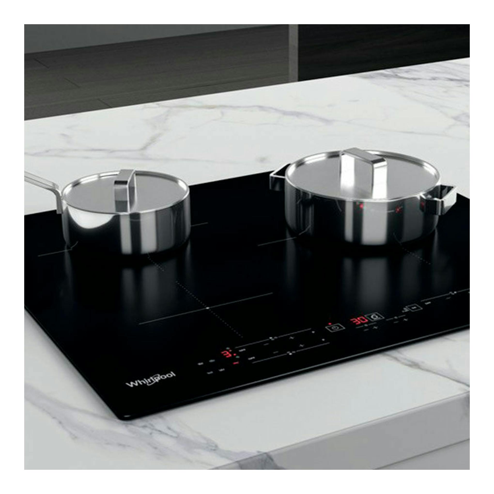 Encimera de inducción Whirlpool WSB4760NE negra, vista en ángulo, con dos ollas de acero inoxidable.