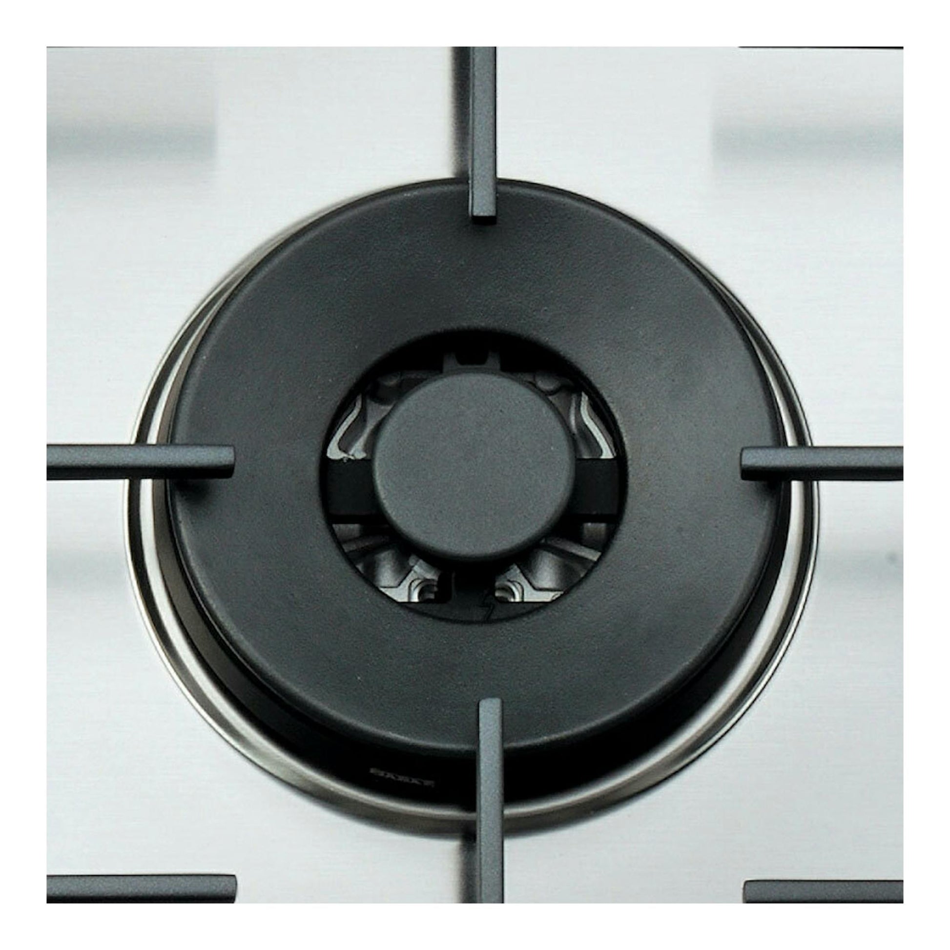 Whirlpool GMAL7522/IXL: primer plano cenital de un quemador de gas negro sobre placa de acero inoxidable.