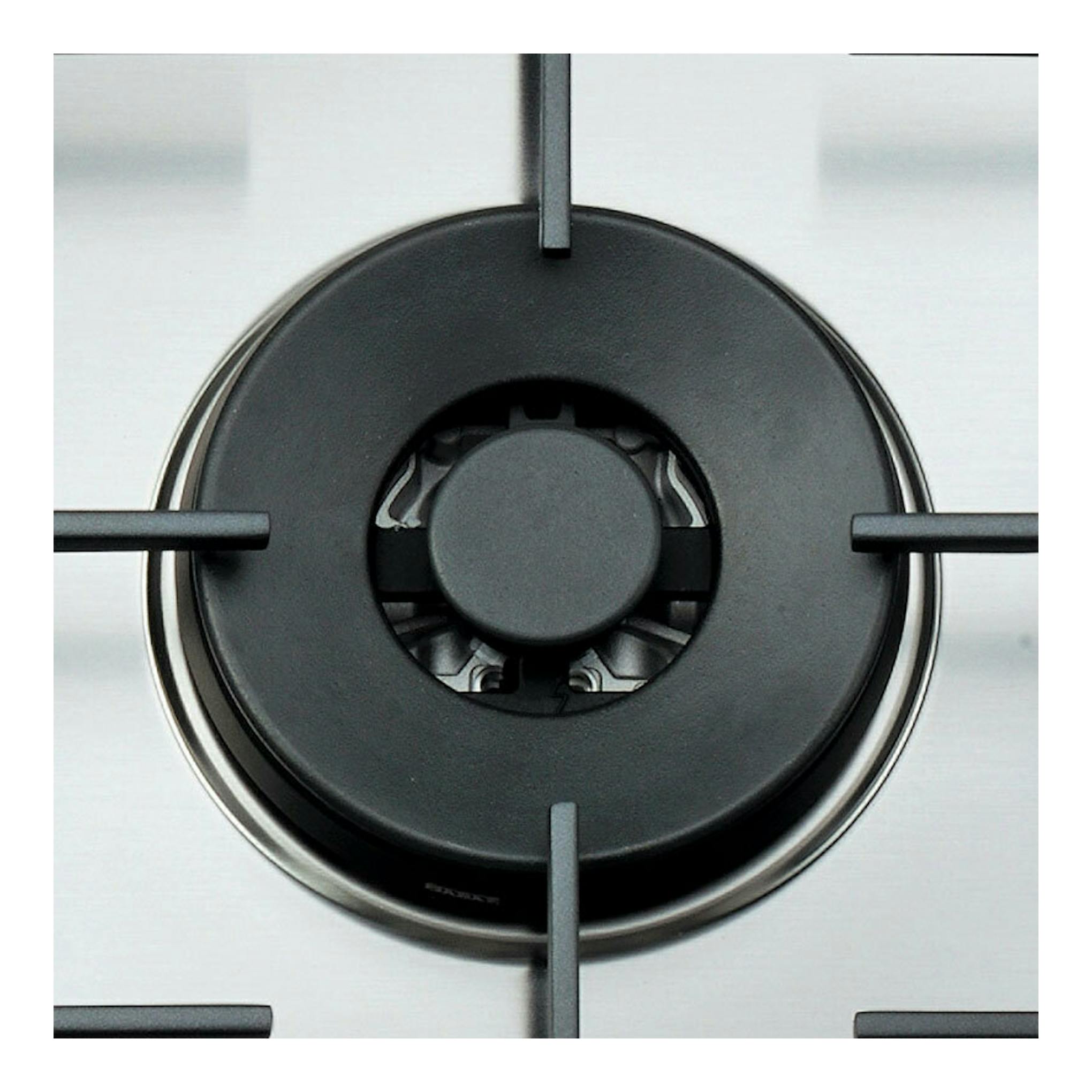 Whirlpool GMAL7522/IXL: primer plano cenital de un quemador de gas negro sobre placa de acero inoxidable.