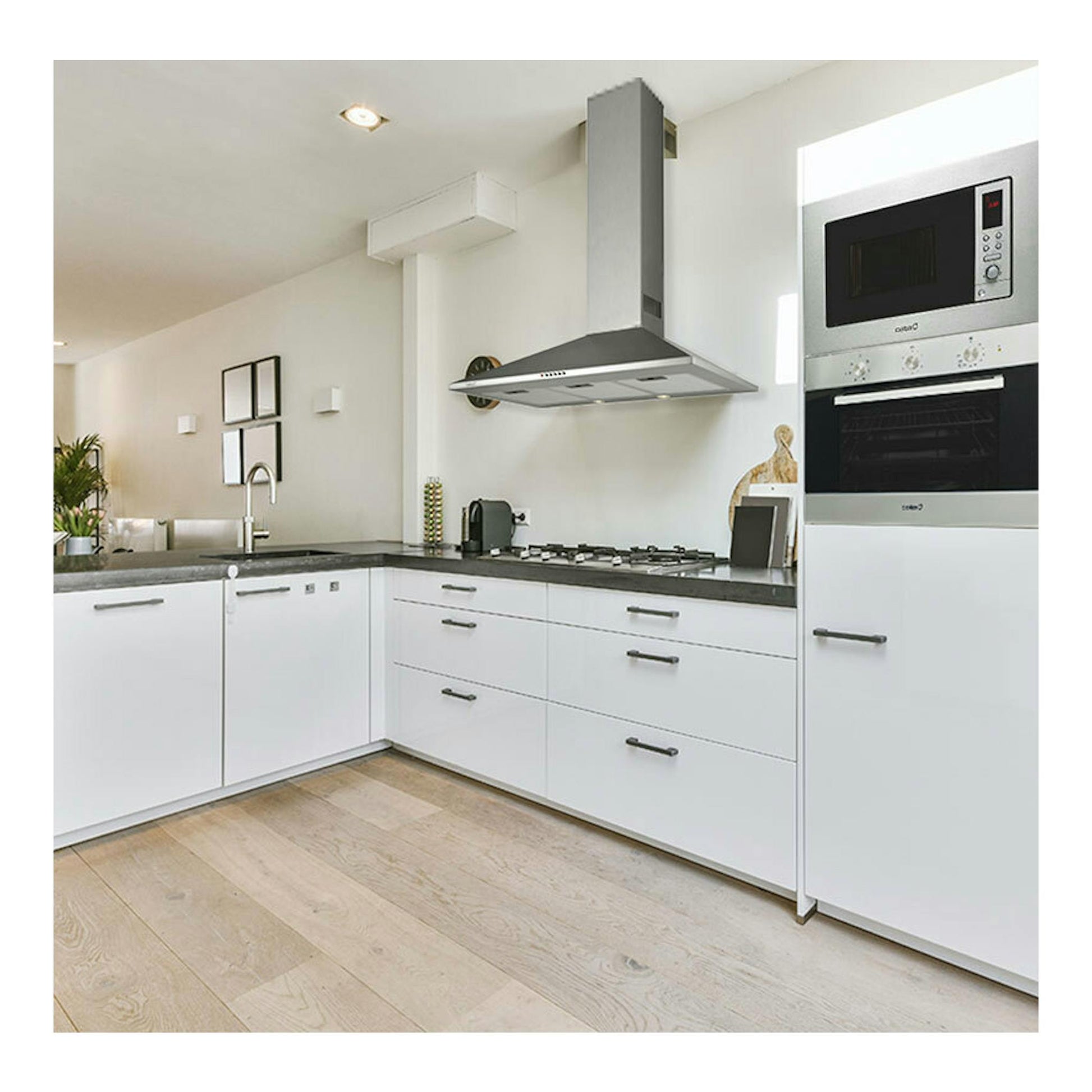 Campana decorativa Cata OMEGA900X/L inox, vista frontal en cocina moderna