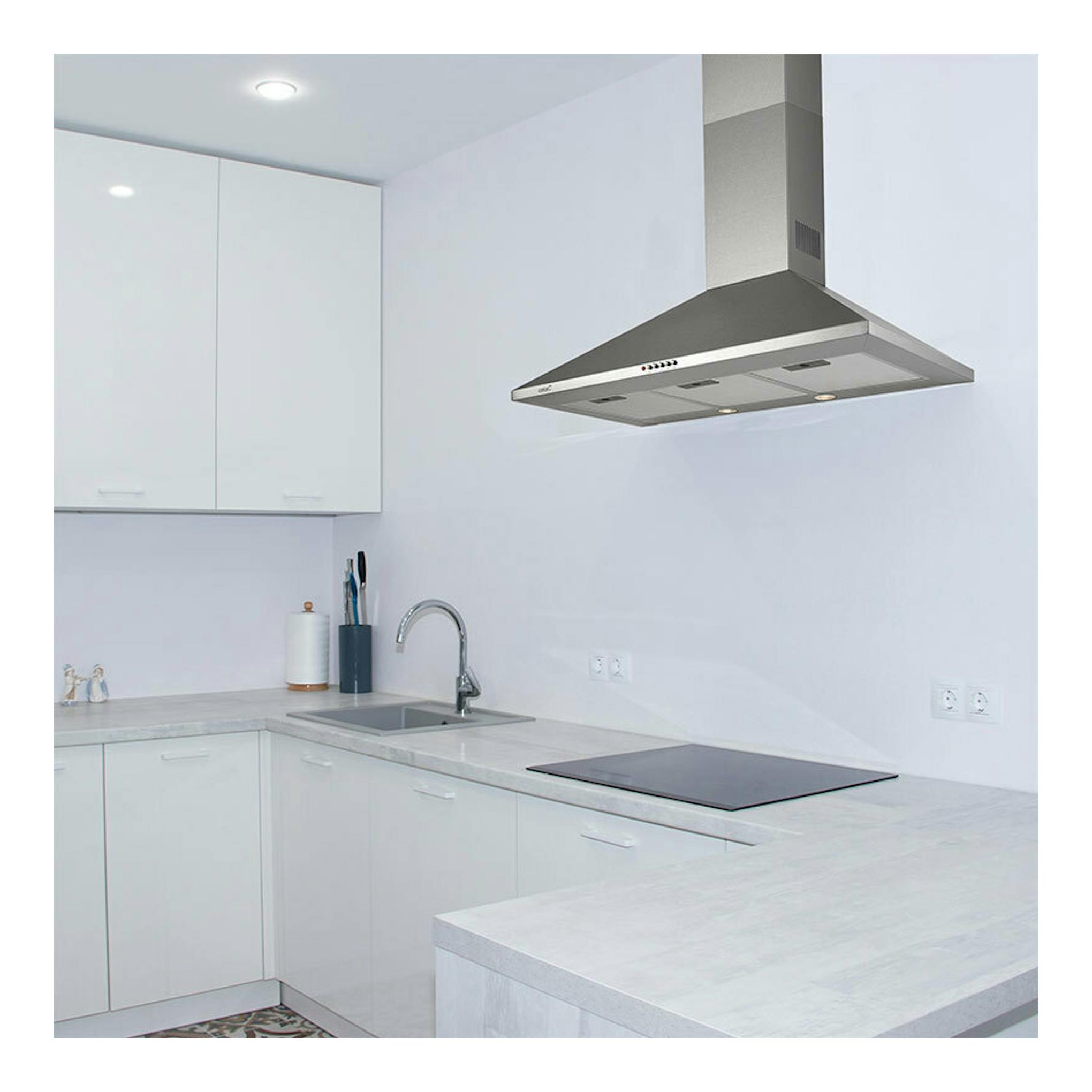 Campana decorativa Cata OMEGA900X/L inox, vista frontal oblicua, sobre cocina blanca.