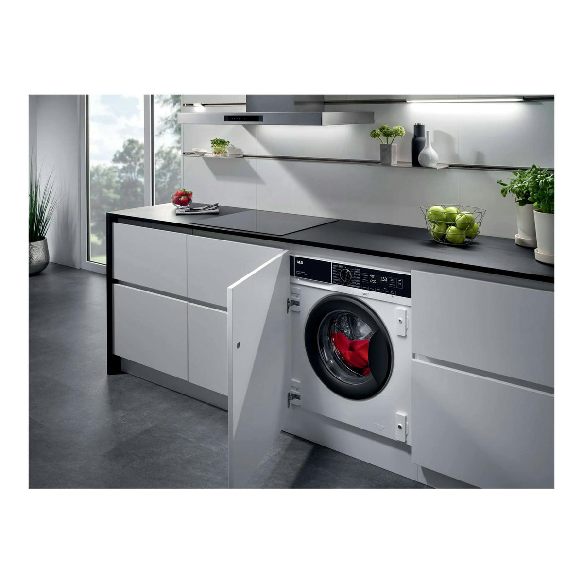 Lavadora integrable AEG LFU8E8436C, frontal, blanca, empotrada en cocina con puerta abierta.