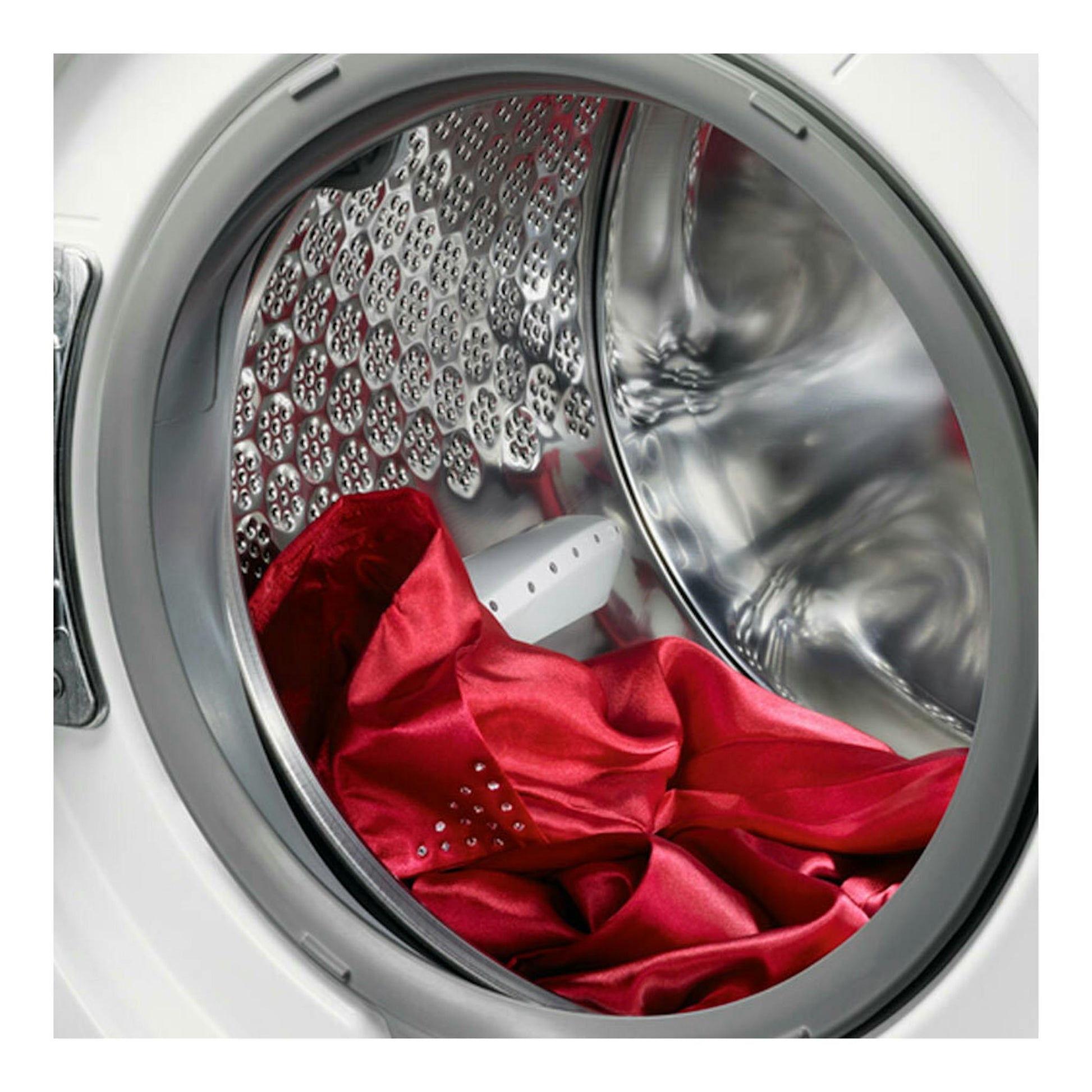 Lavadora AEG L7FEE842S blanca, vista frontal del tambor con una prenda roja en su interior.