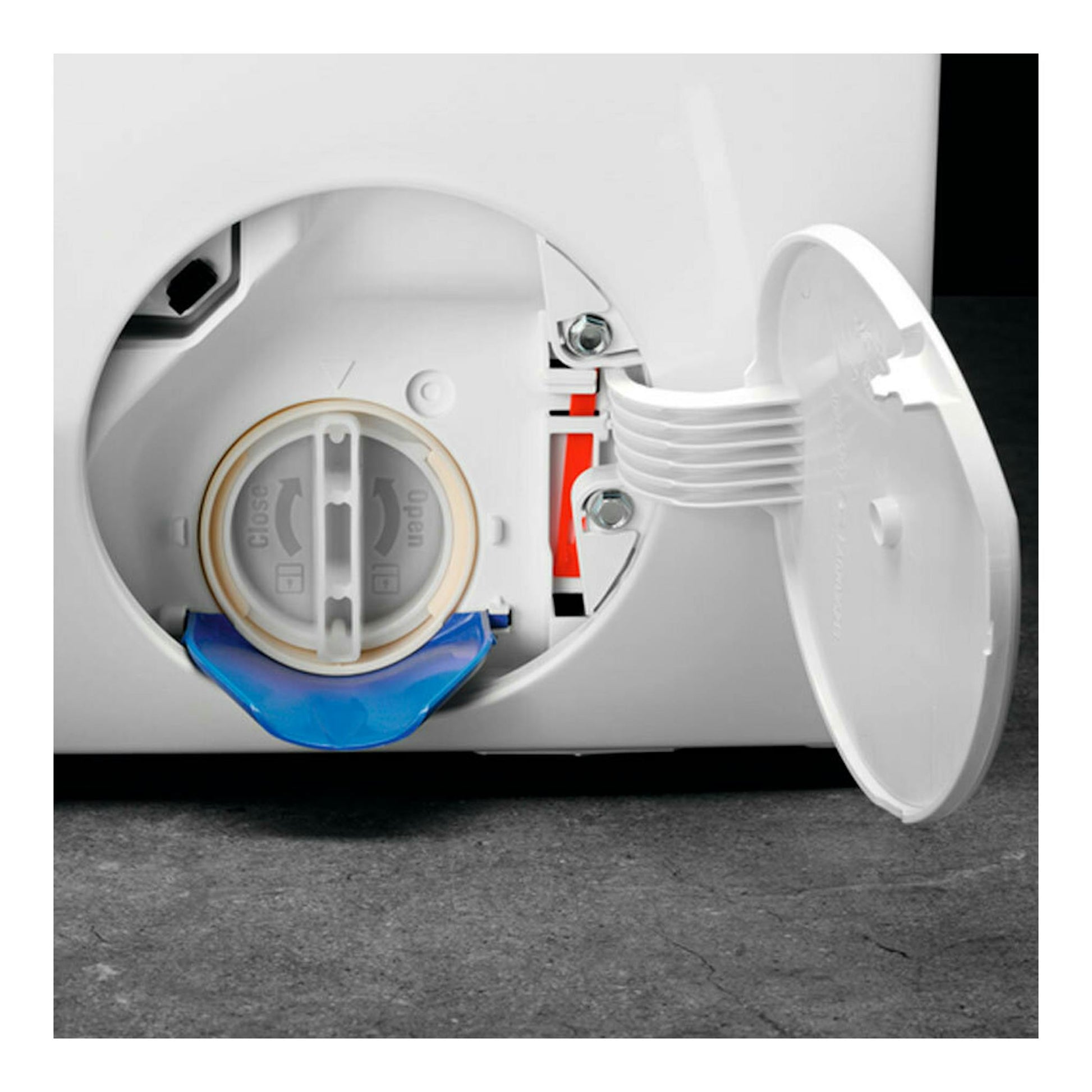 Lavadora AEG L7FEE842S, vista frontal inferior con tapa abierta, filtro de desagüe y manguera azul.