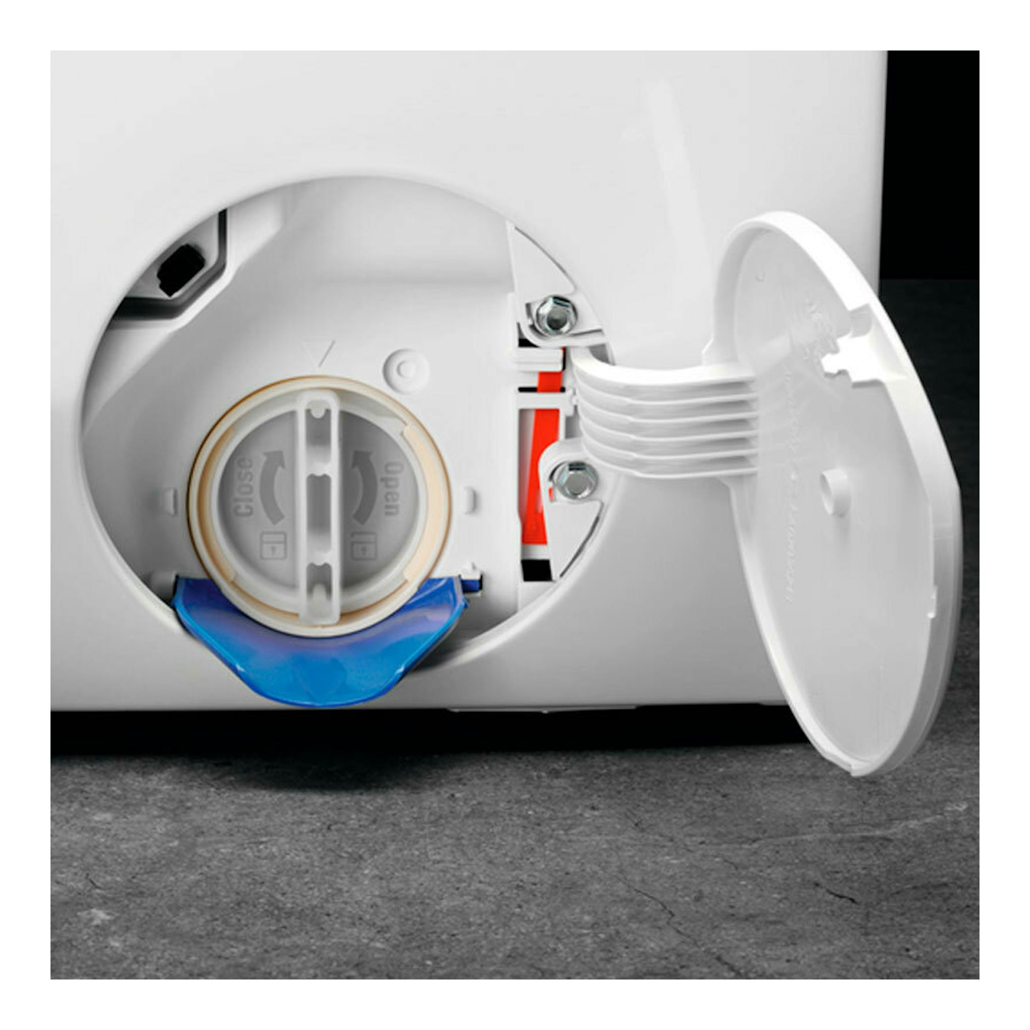 Lavadora AEG L7FEE842S, vista frontal inferior con tapa abierta, filtro de desagüe y manguera azul.