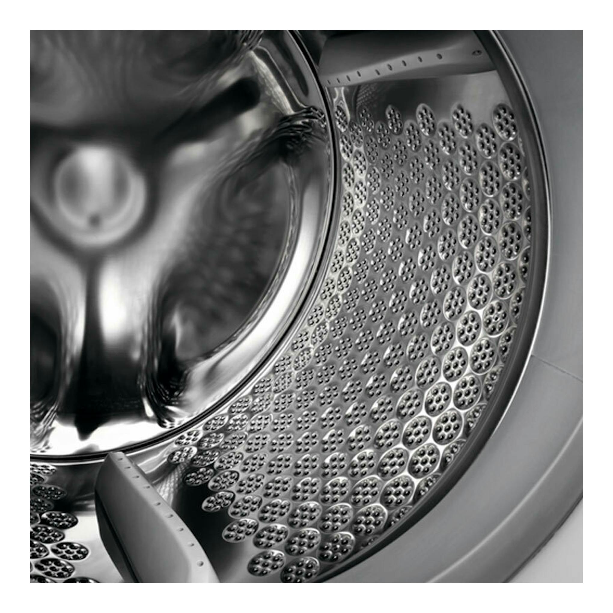 Interior de lavadora AEG L7FEE842S en acero inoxidable, vista frontal en primer plano.