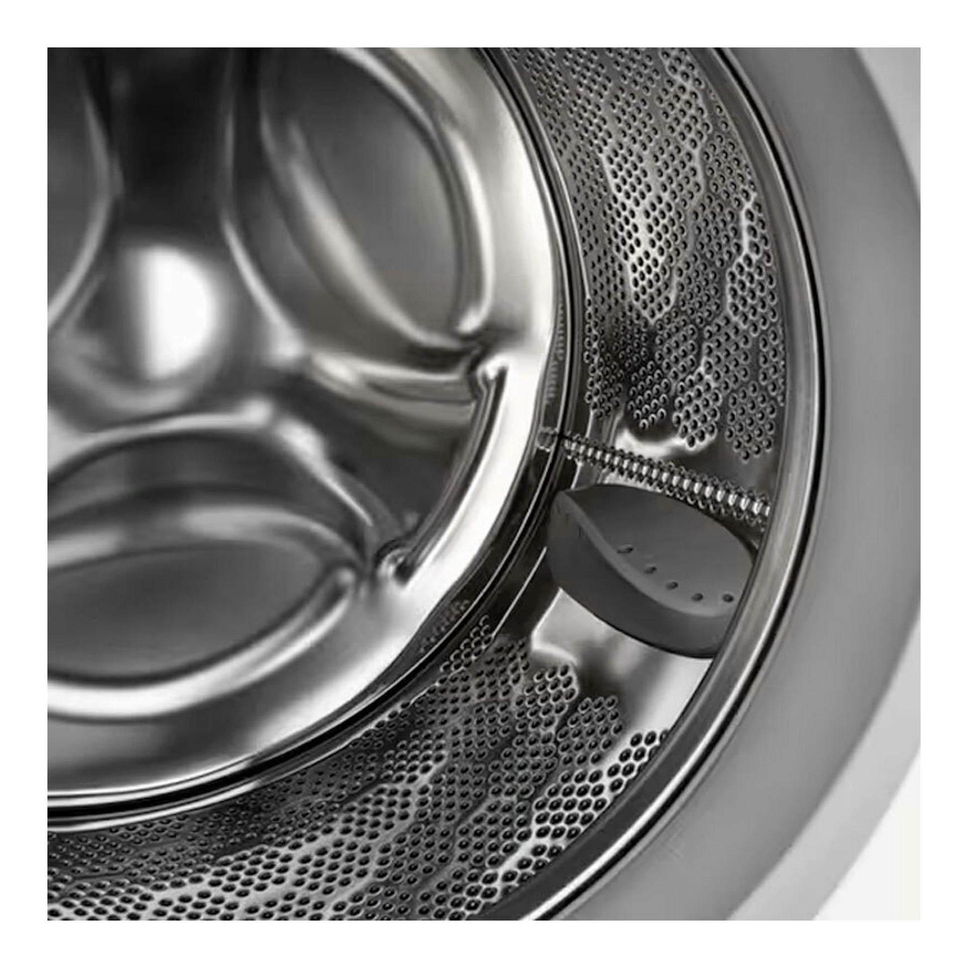 Interior del tambor de una lavadora AEG LFA6I8272A, vista en primer plano, acero inoxidable gris.