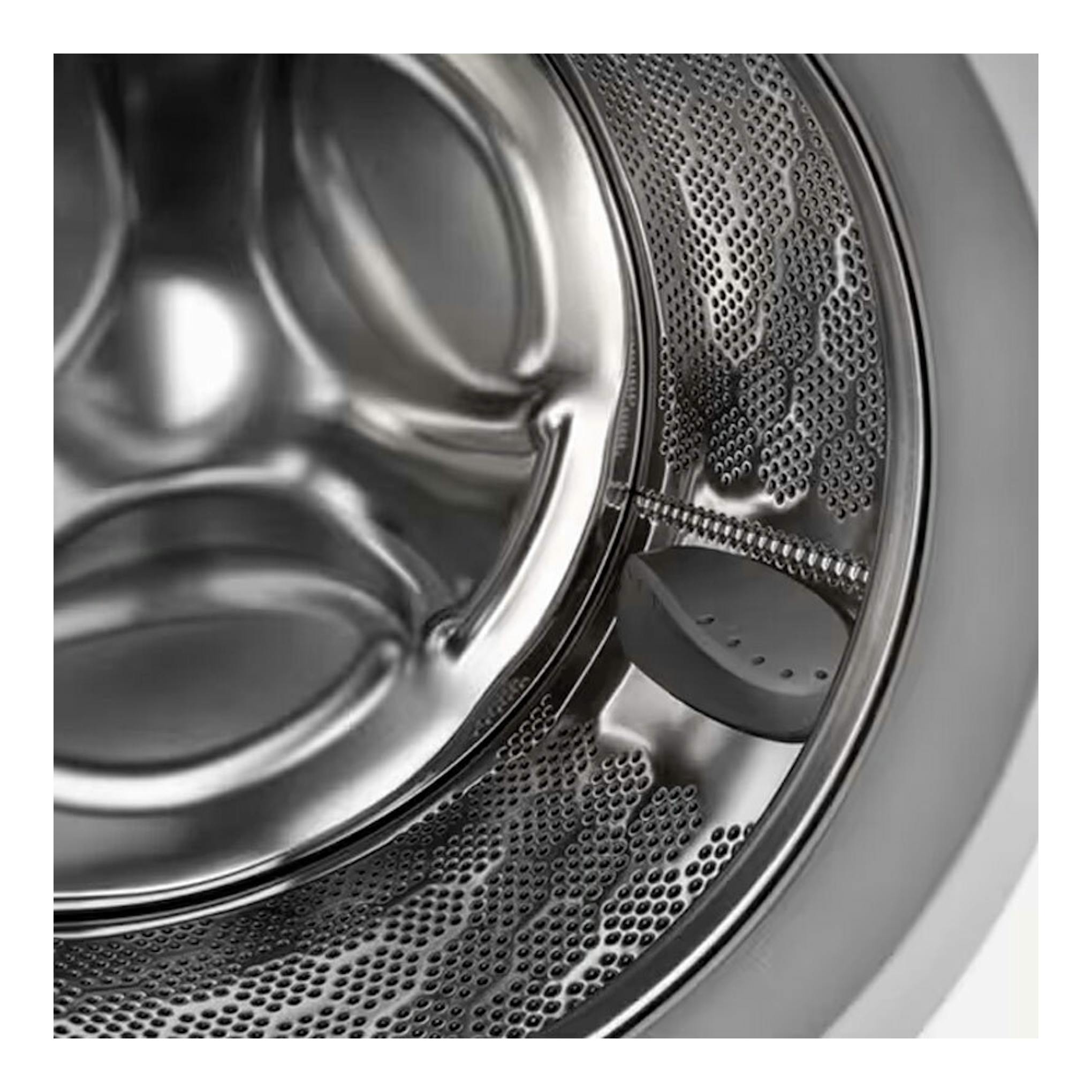 Interior del tambor de una lavadora AEG LFA6I8272A, vista en primer plano, acero inoxidable gris.