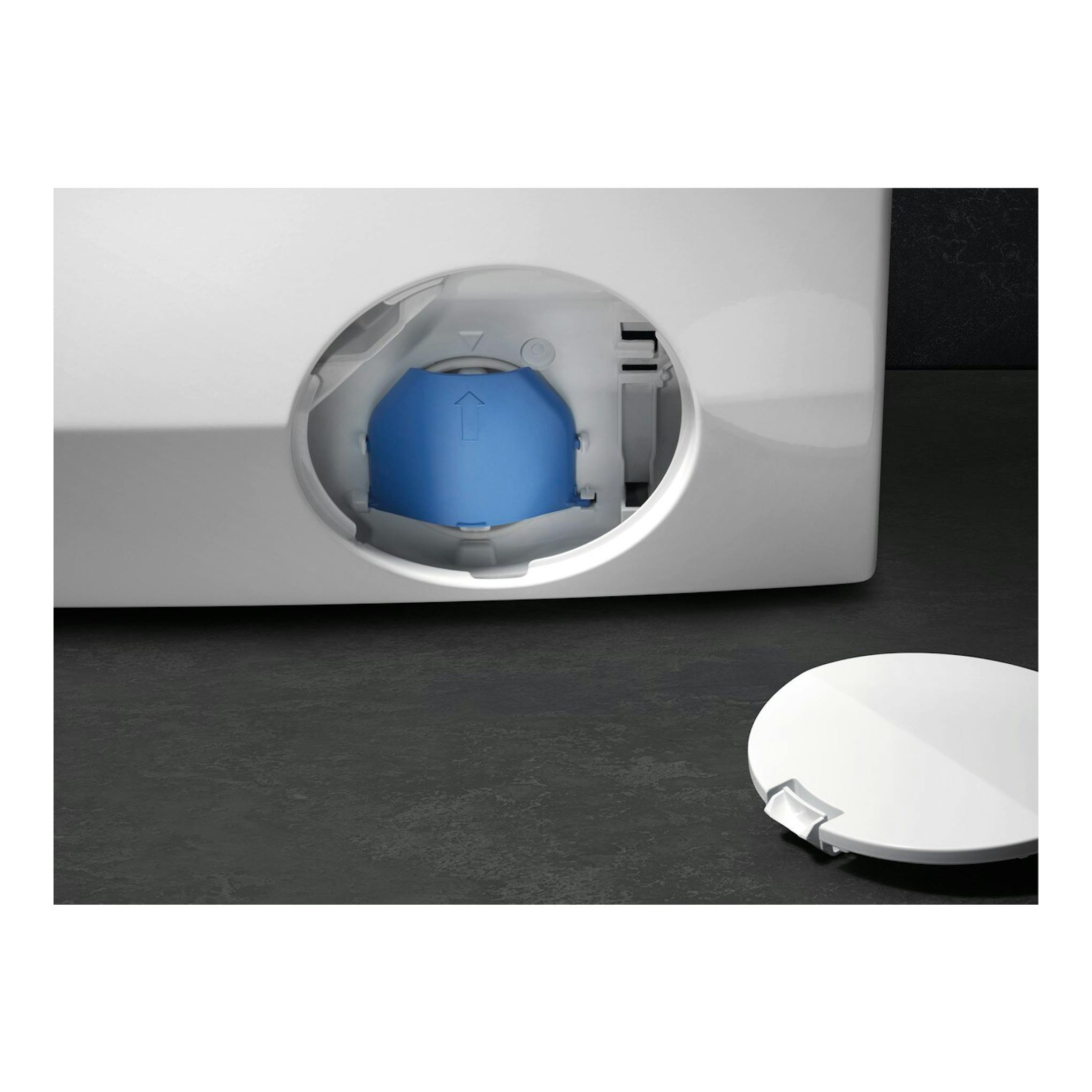 Lavadora AEG LFR6114O2B, primer plano del panel inferior blanco con tapa de filtro abierta y pieza azul.