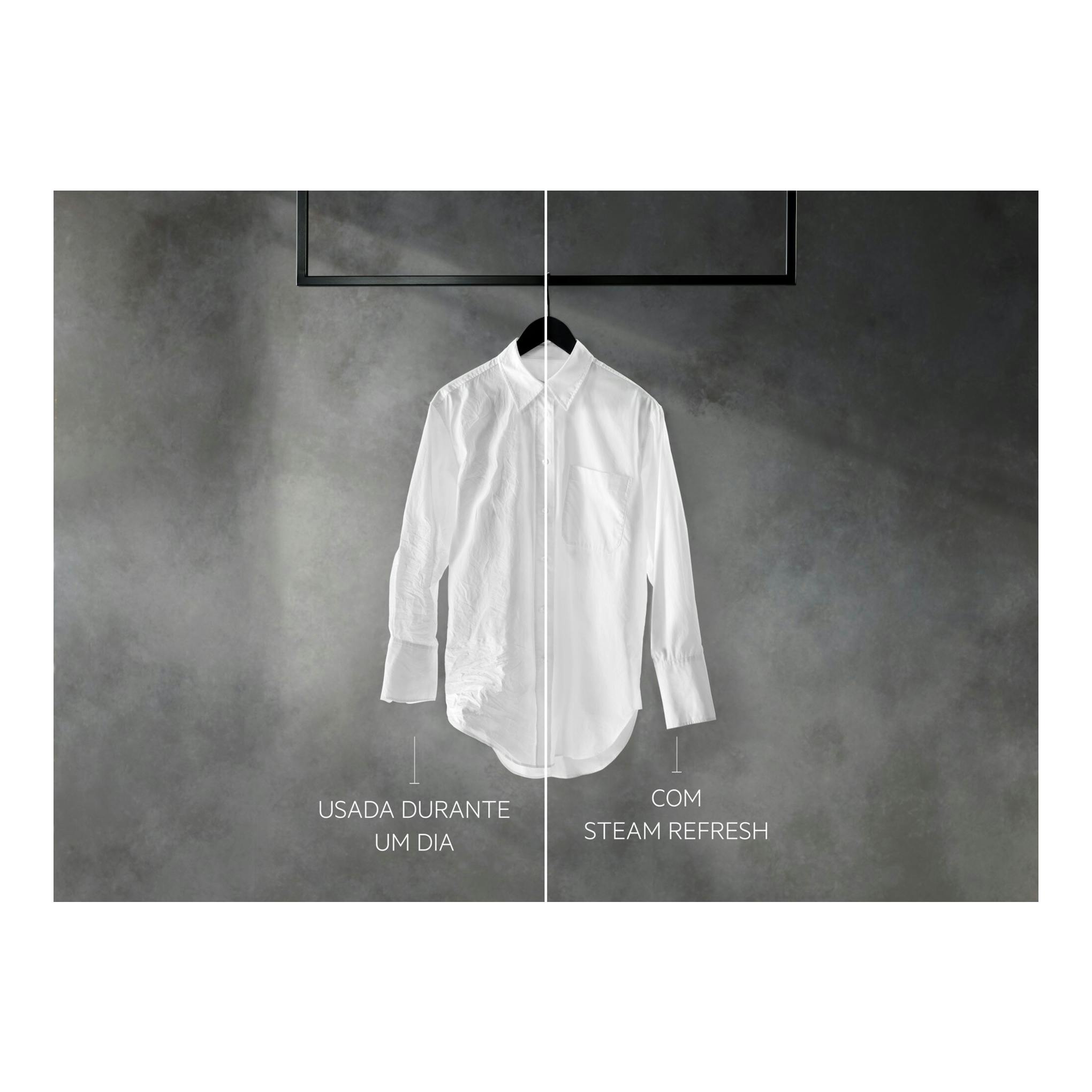 Camisa blanca en percha sobre fondo gris, dividida en dos: arrugada y con Steam Refresh.