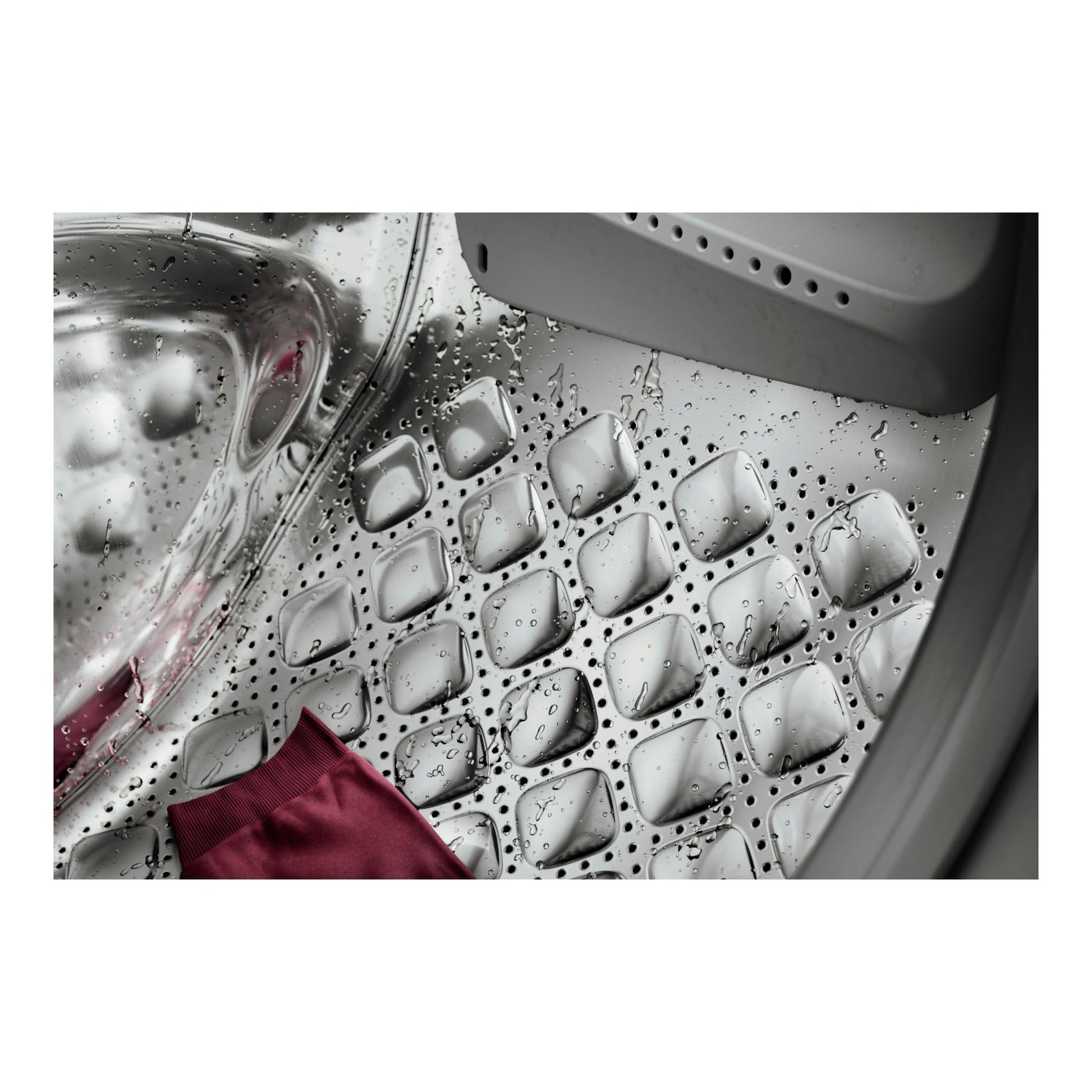 Lavadora AEG LFR7394V4B, vista interior del tambor inoxidable con agua y una prenda rosa.
