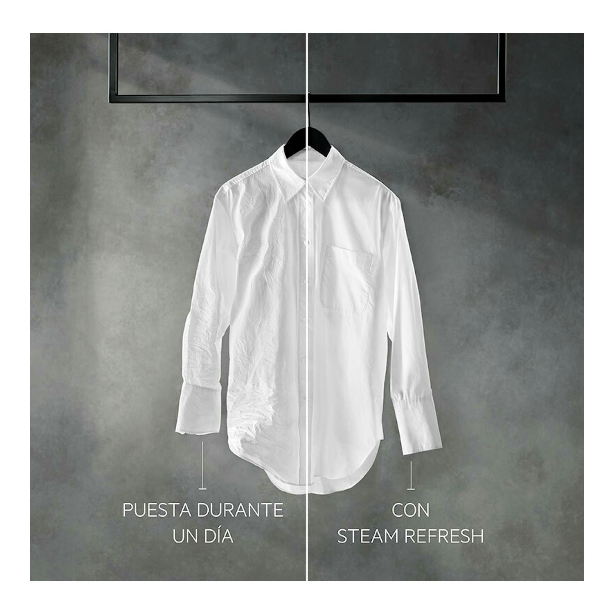 Camisa blanca colgada en percha, vista frontal dividida en comparación antes y después con Steam Refresh.