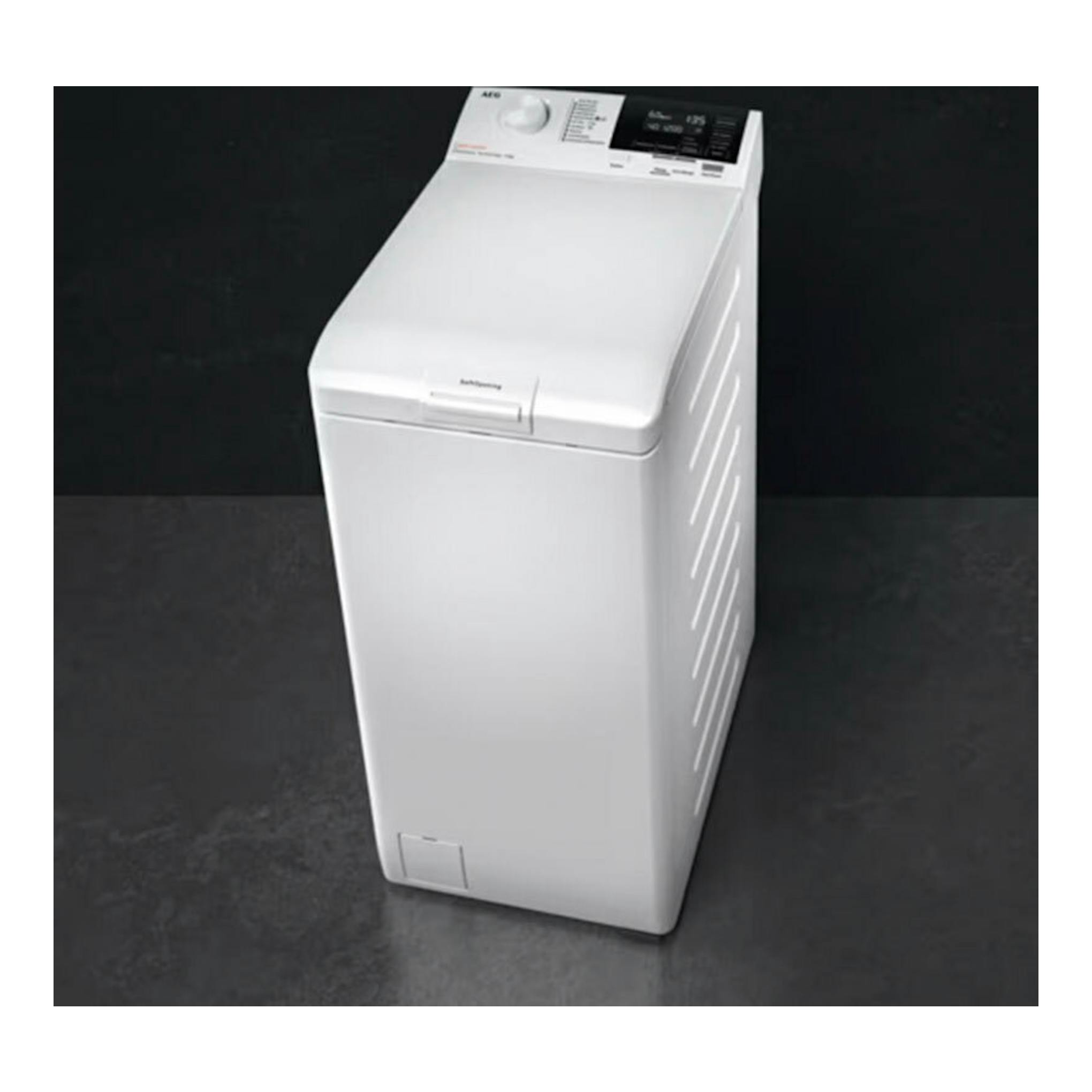 Lavadora AEG LTA6G7331E blanca, vista en ángulo frontal superior, de carga superior.