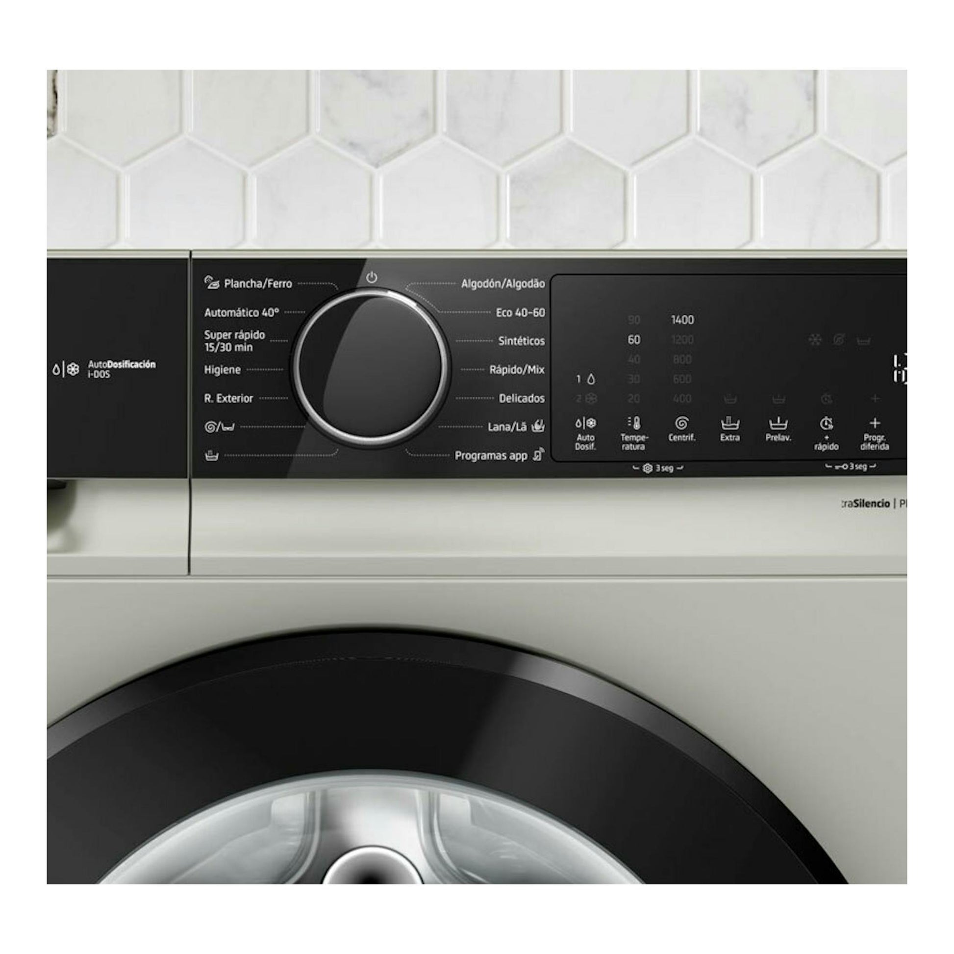 Lavadora Balay 3TS3104XH gris con panel negro, selector central y puerta frontal en primer plano.