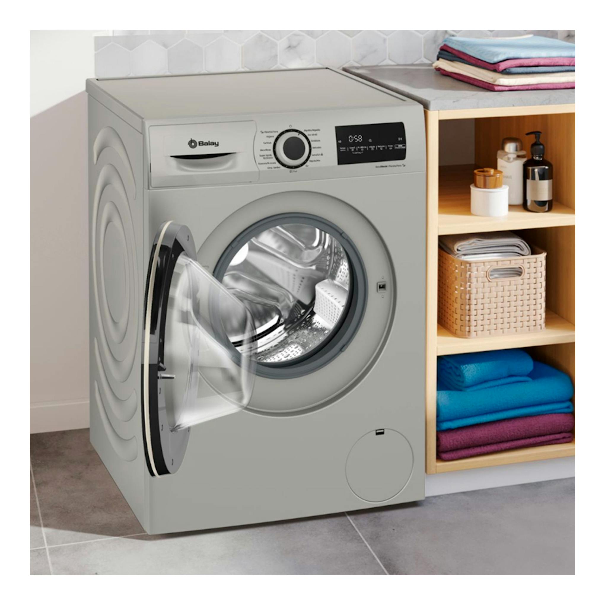 Lavadora Balay 3TS382X gris, vista frontal con puerta abierta y panel digital.