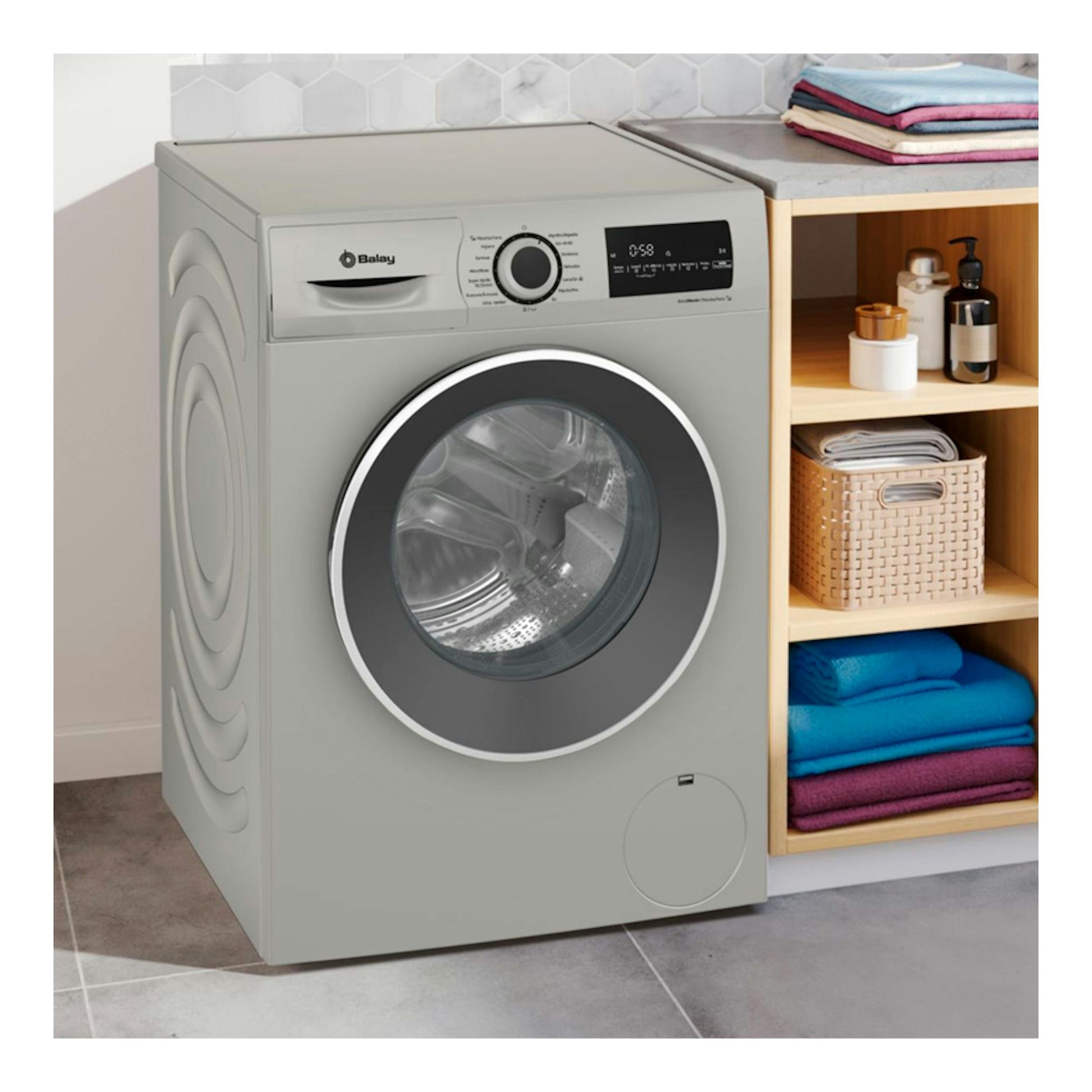 Lavadora Balay 3TS382X gris, vista frontal, con puerta circular, mando central y pantalla digital.