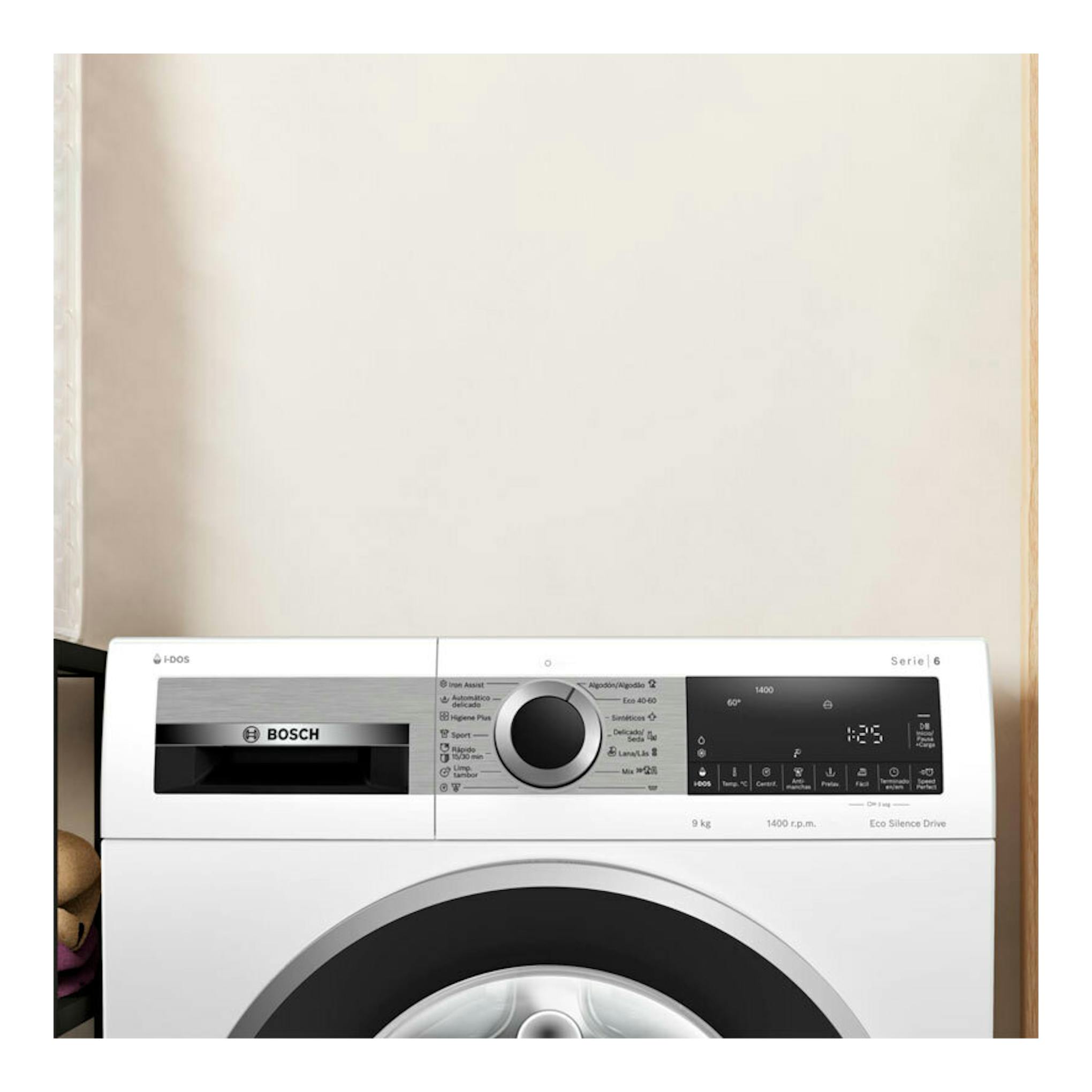 Lavadora Bosch WGG244F1ES blanca, vista frontal, con panel de control negro.