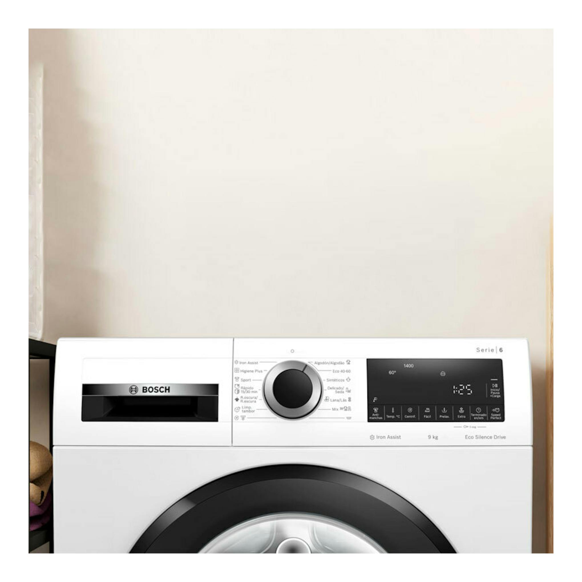 Lavadora Bosch WGG244Z0ES blanca, vista frontal, con puerta negra y panel digital.
