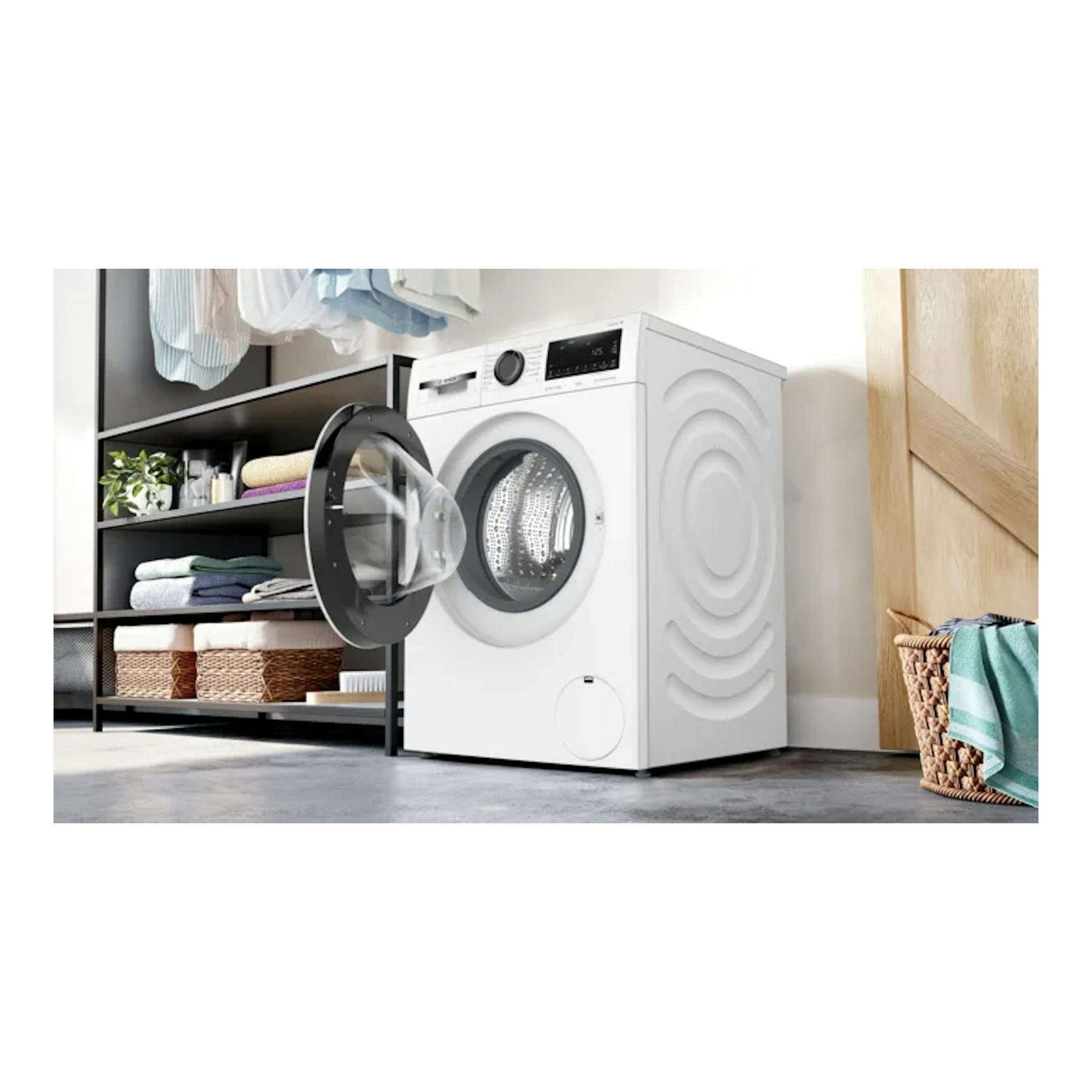 Lavadora Bosch WGG254ZBES blanca, vista frontal en tres cuartos, con puerta abierta.