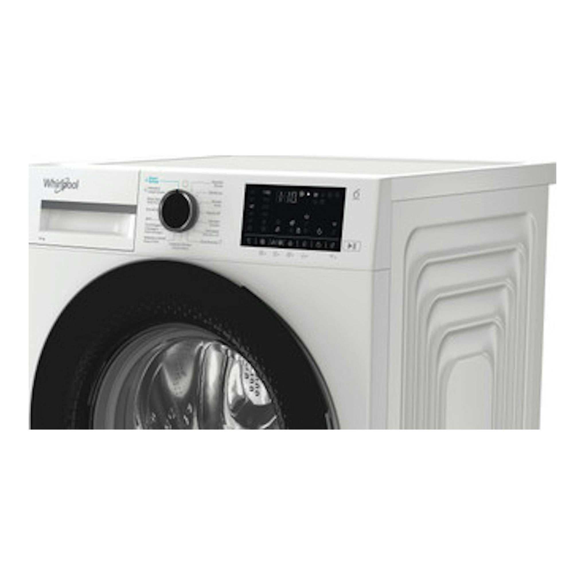 Lavadora Whirlpool WAM 07WB SPT blanca, vista frontal en ángulo, con puerta negra y panel digital.