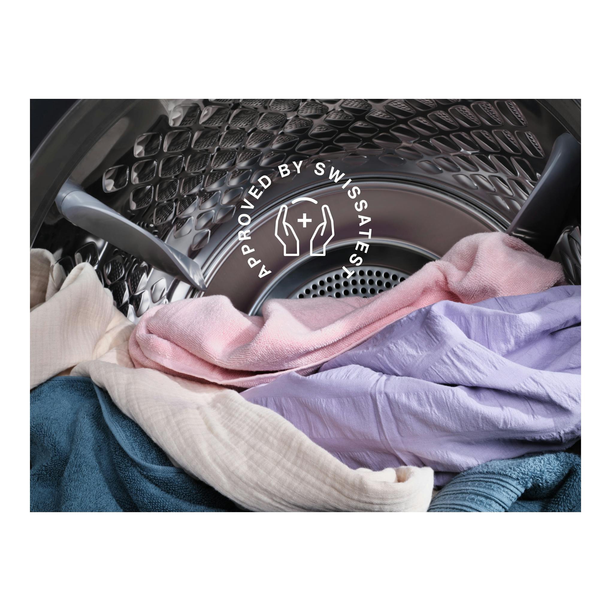 Interior del tambor de una lavadora Electrolux EFE6894O2B con ropa de colores y sello "Approved by Swissatest".