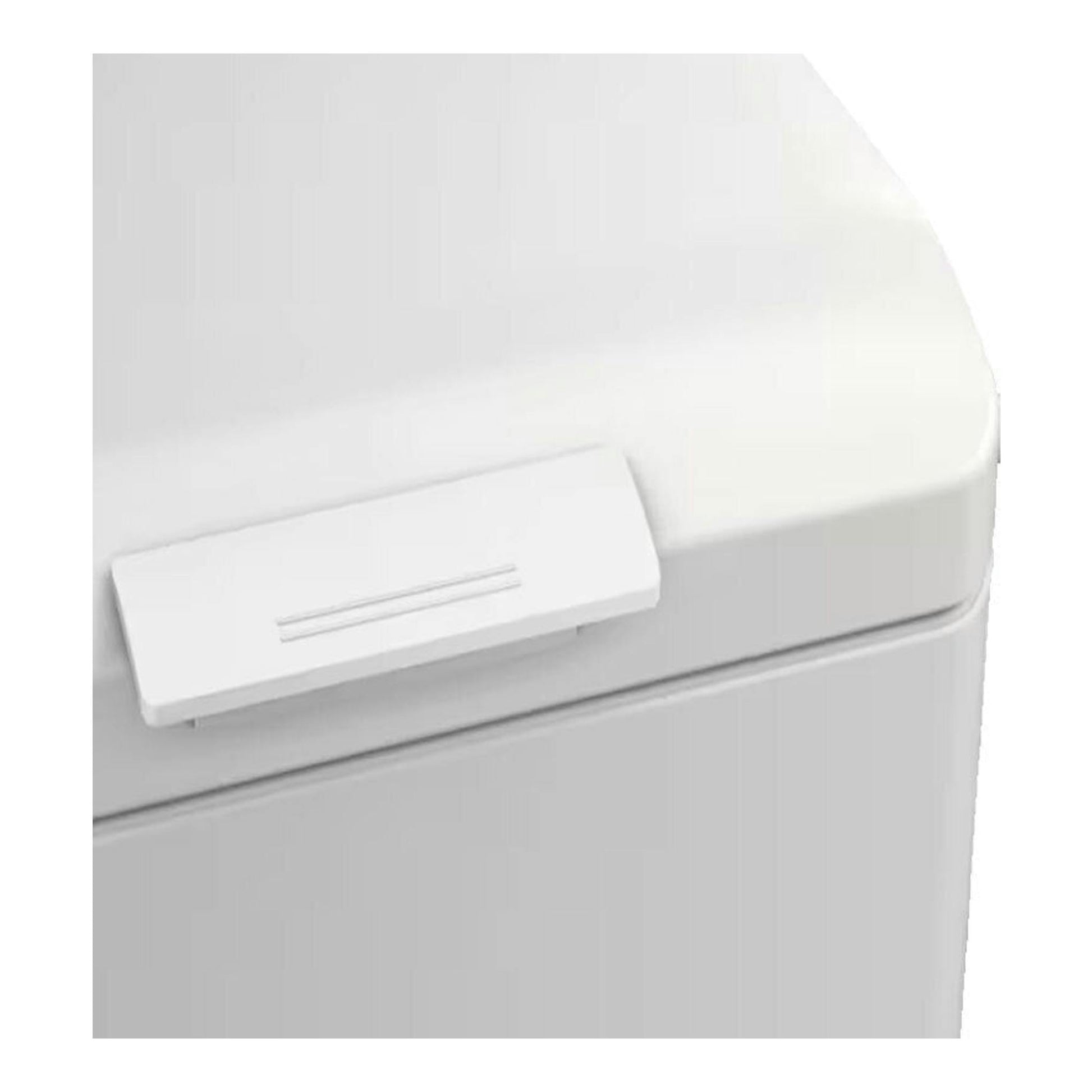 Lavadora Electrolux EN6T5722AF blanca, vista en primer plano de la tapa y el borde superior.