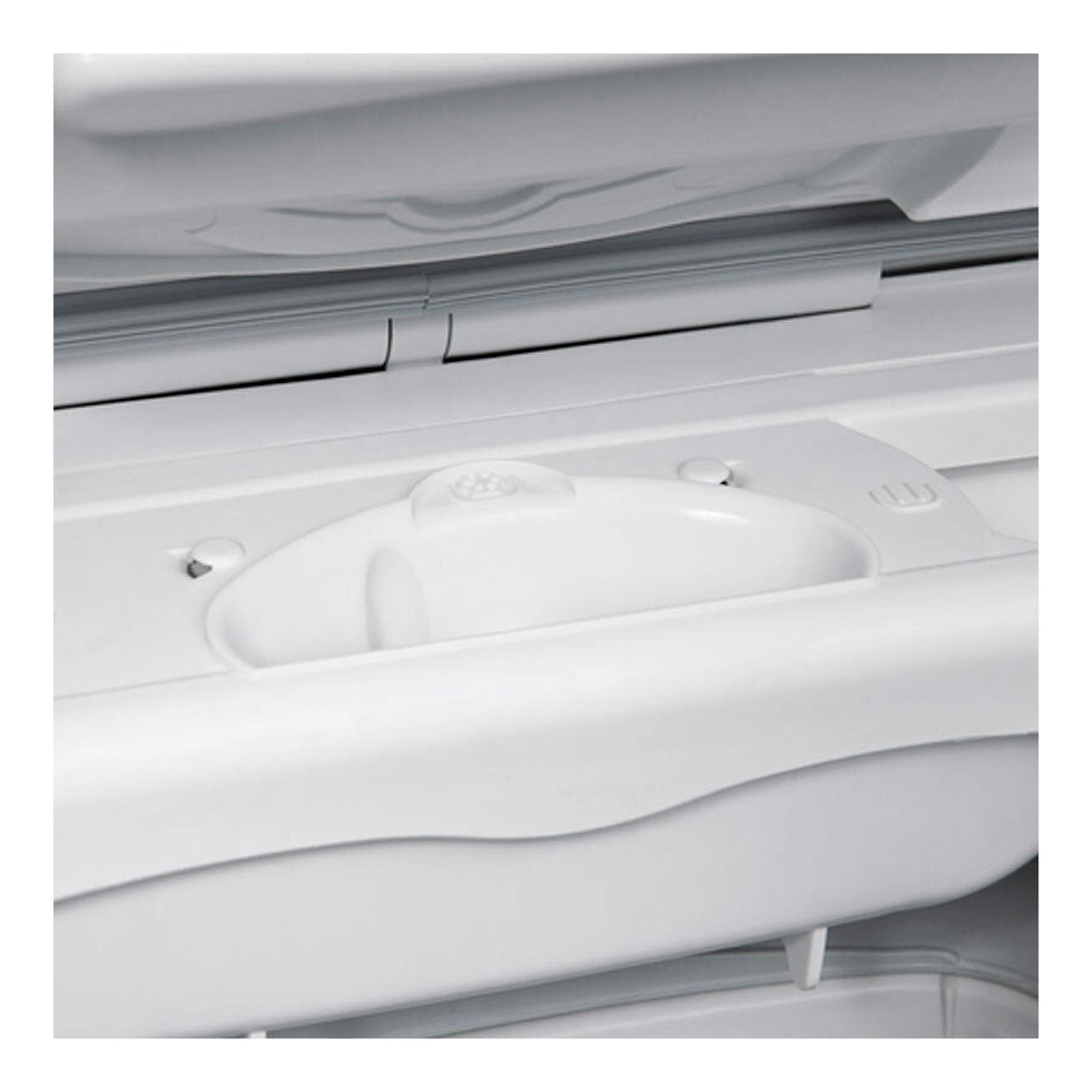 Lavadora Electrolux EN6T5722AF blanca, vista superior del panel y tapa de carga.