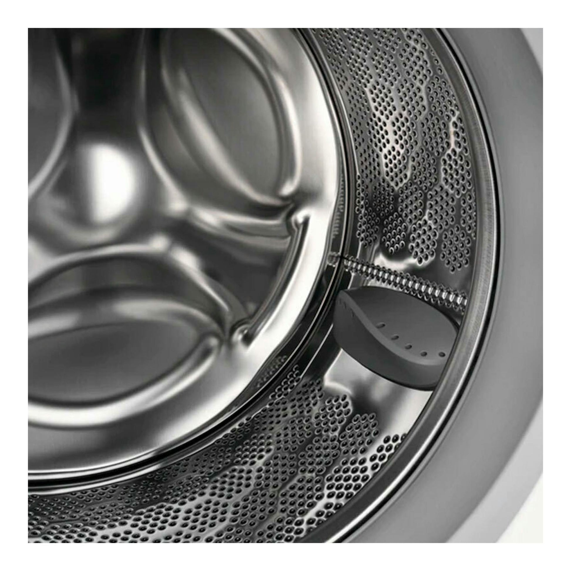 Primer plano del interior del tambor de una lavadora Electrolux EW6F5142FB, en acero inoxidable.