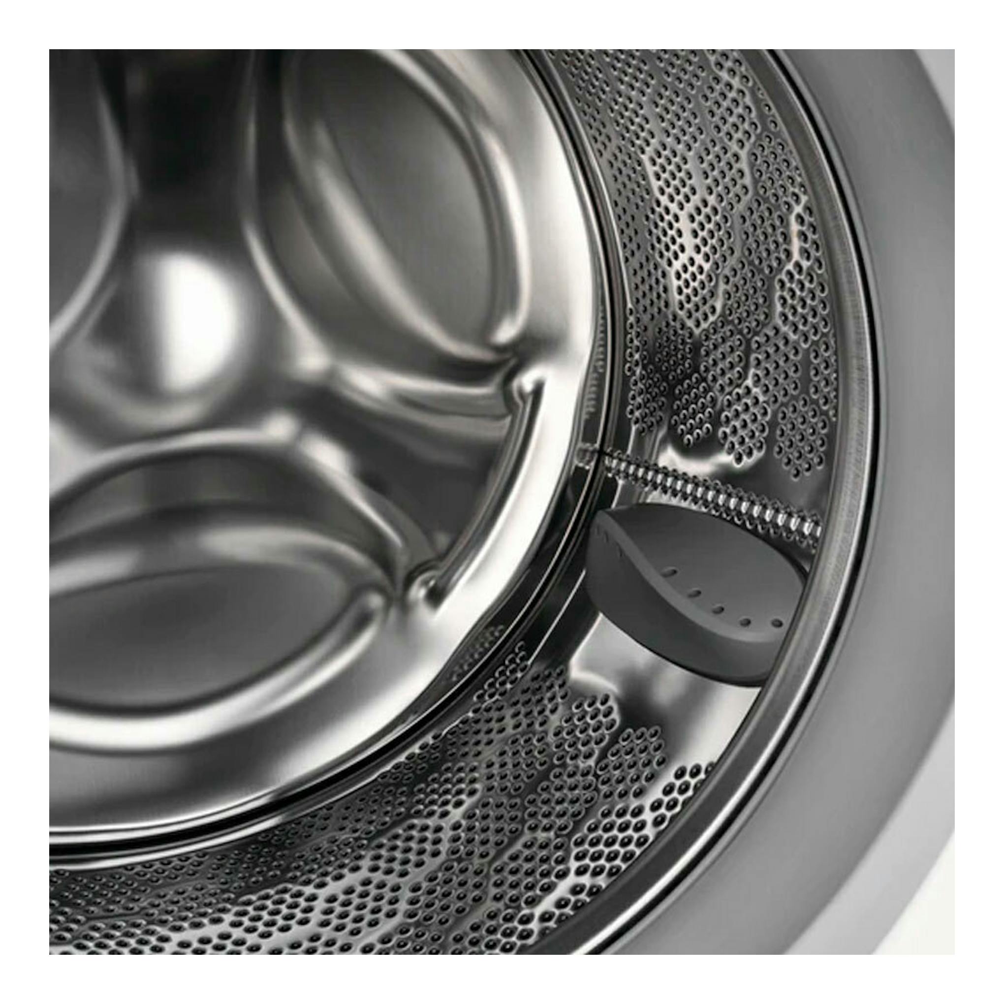 Primer plano del interior del tambor de una lavadora Electrolux EW6F5142FB, en acero inoxidable.