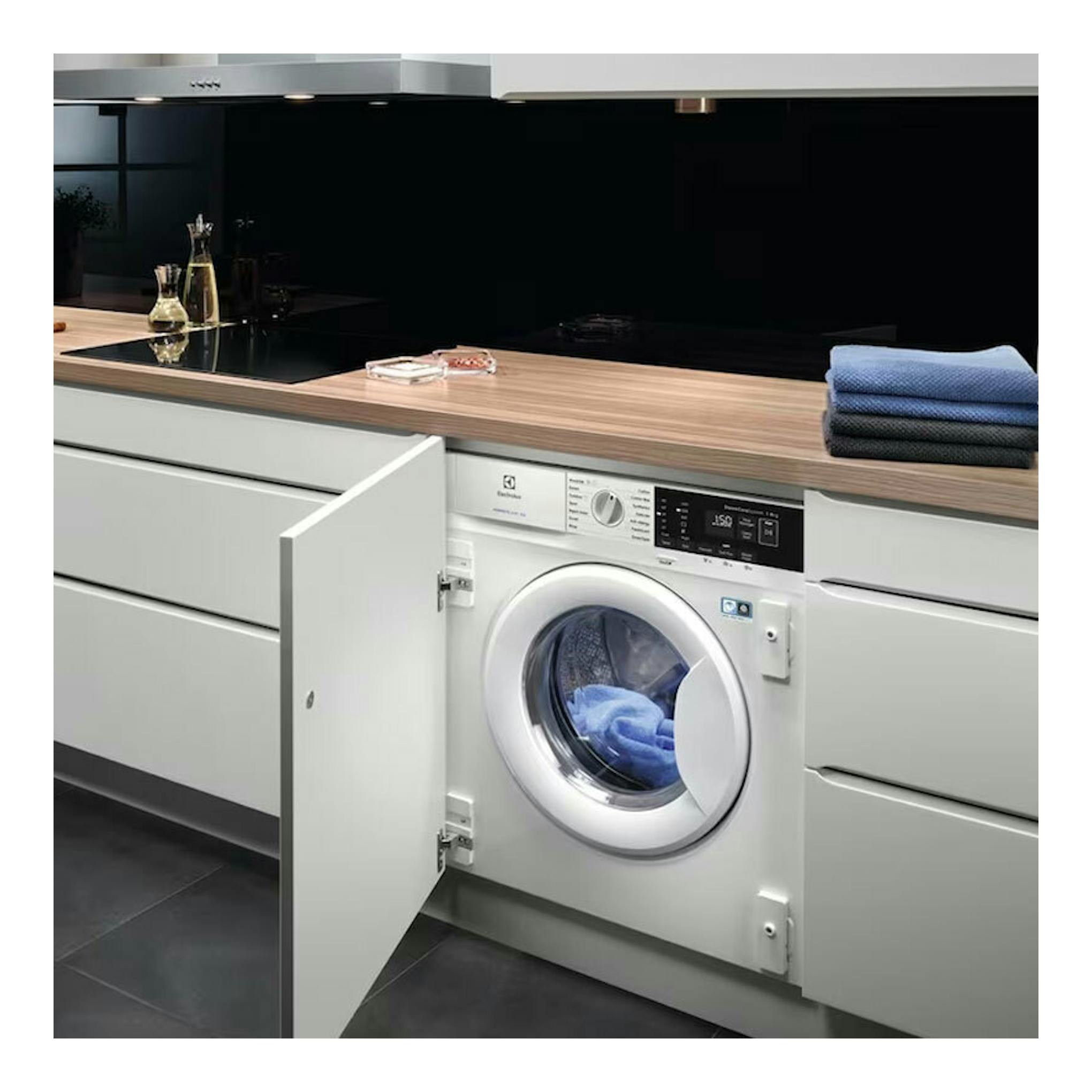Lavadora integrable Electrolux EN7F4842OF blanca, vista frontal, bajo encimera, con puerta abierta.
