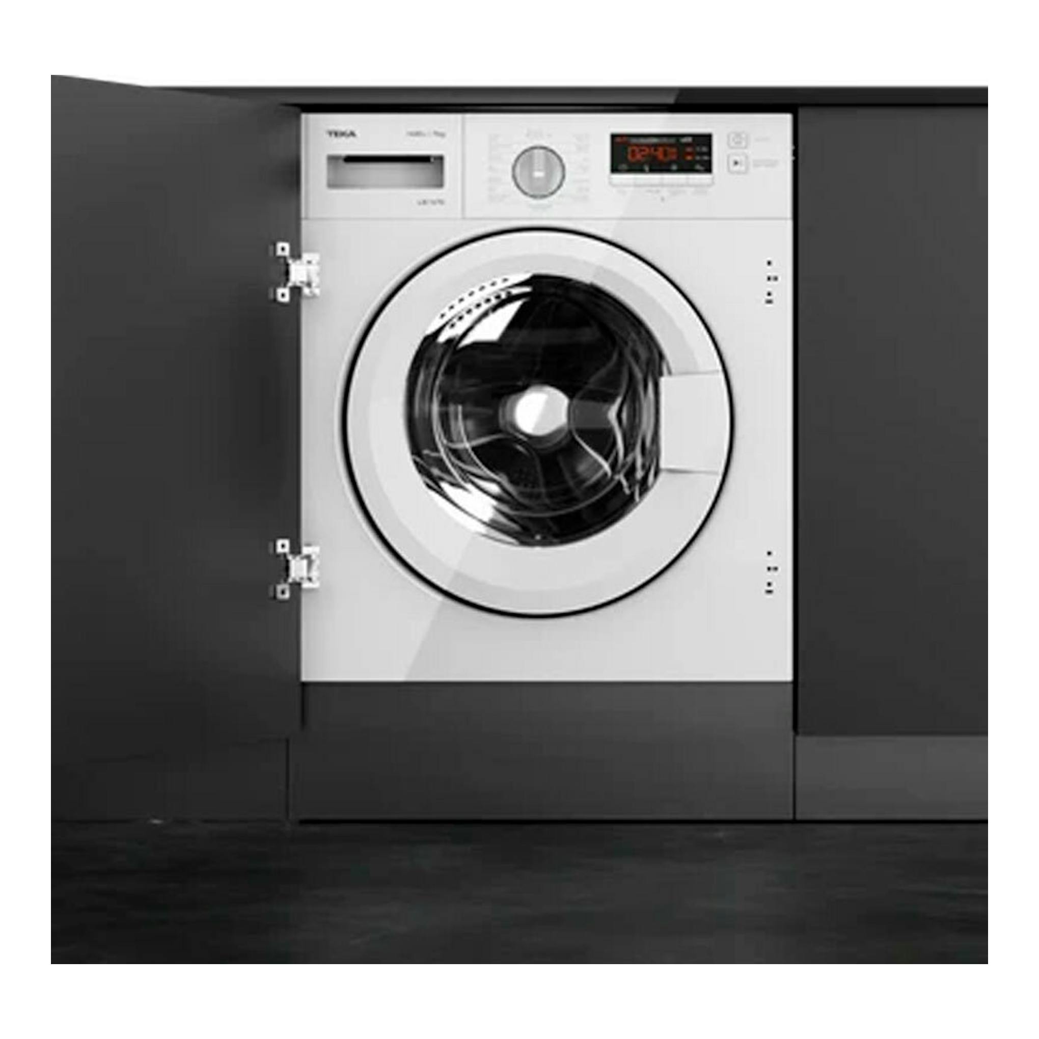 Lavadora integrable Teka LI61471 blanca, vista frontal, empotrada en mueble oscuro.
