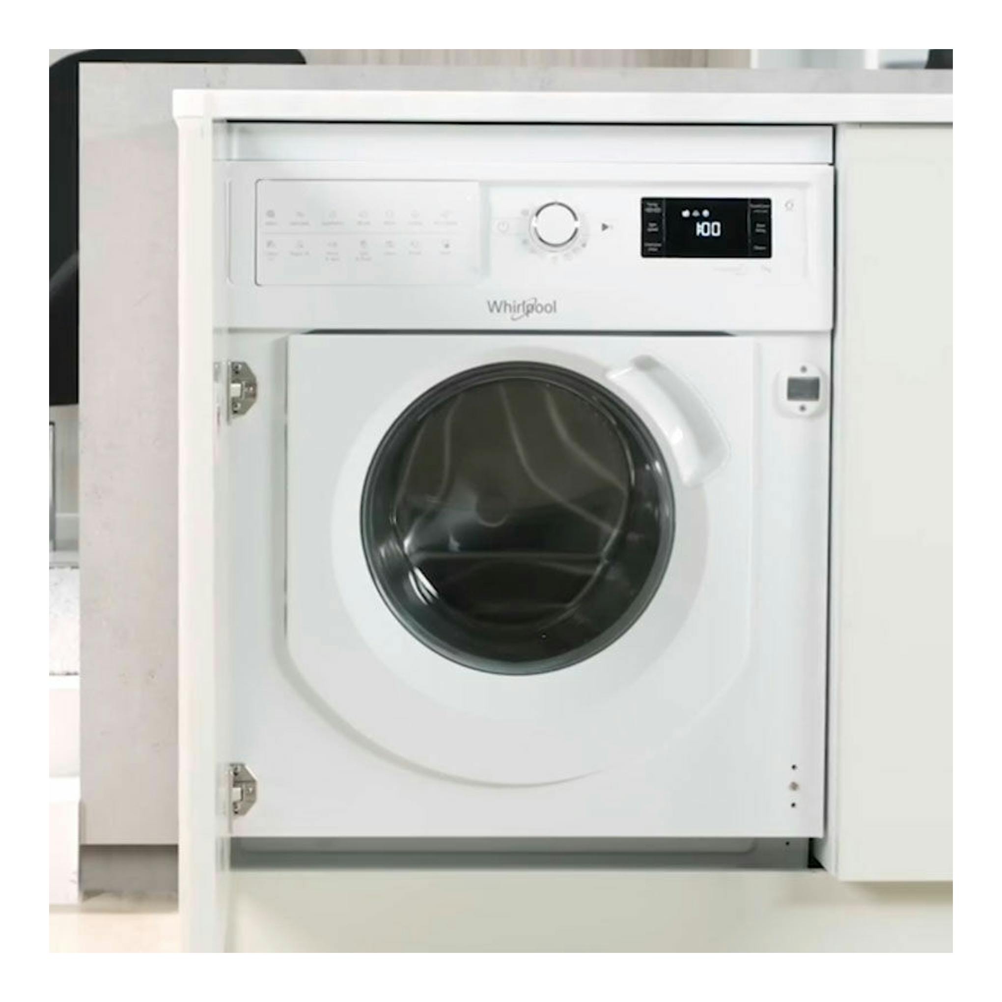 Lavadora integrable Whirlpool BIWMWG71483EEUN blanca, vista frontal, con puerta circular y panel superior.