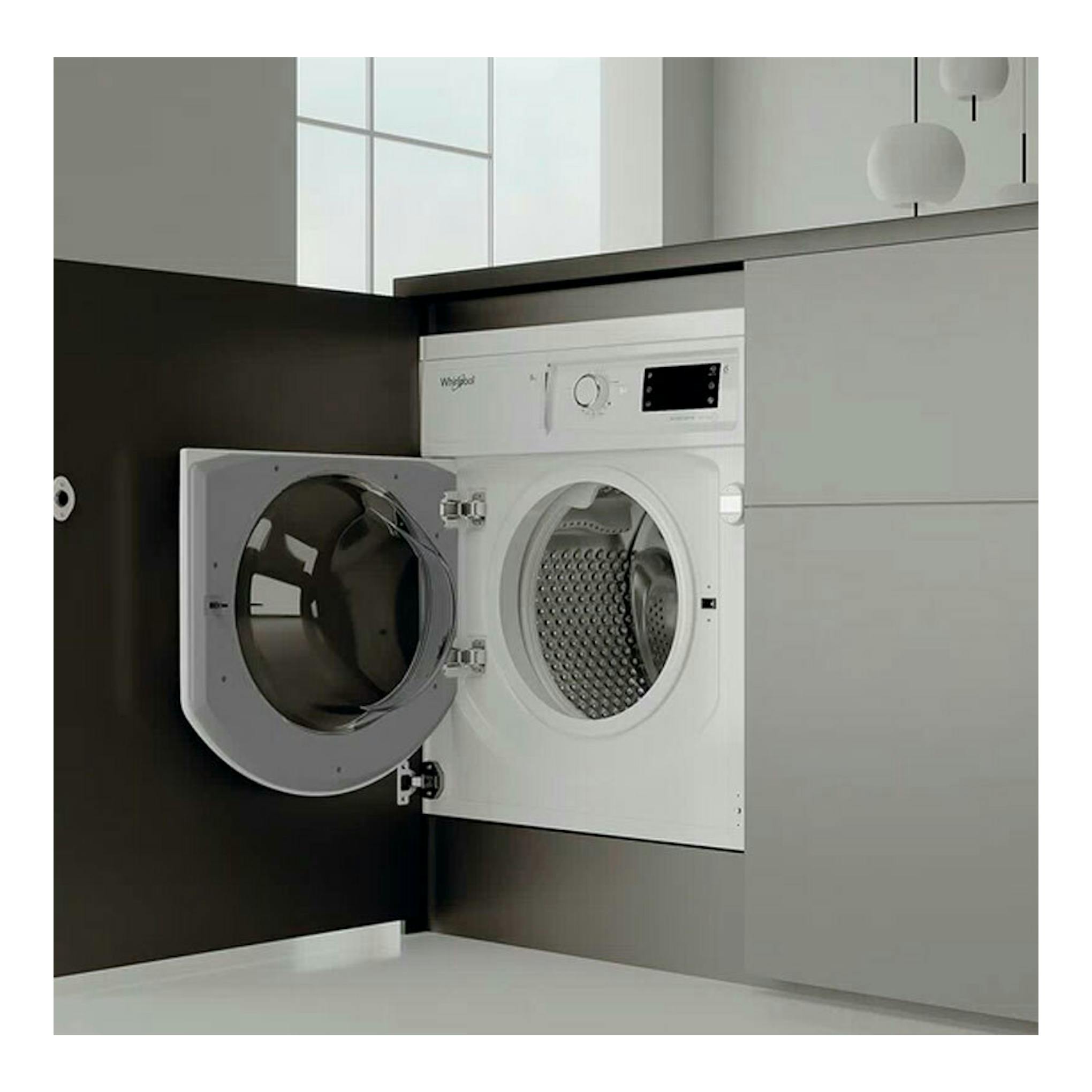 Lavadora integrable Whirlpool BIWMWG81485EEU blanca, vista frontal con la puerta abierta y tambor visible.