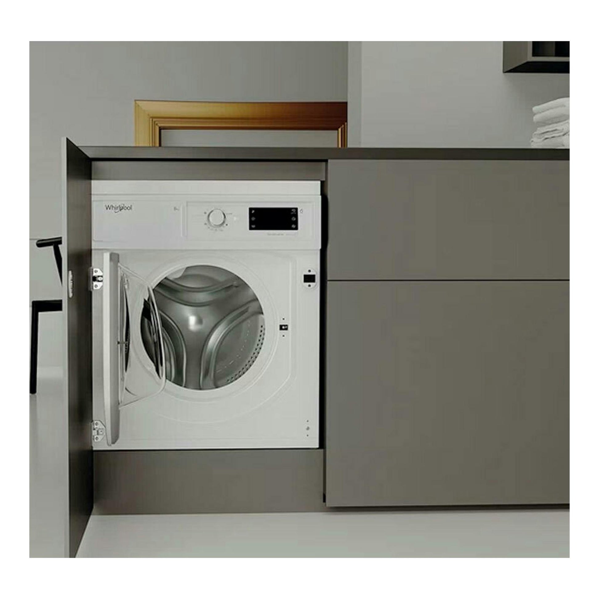 Lavadora integrable Whirlpool BIWMWG81485EEU blanca, vista frontal, con puerta abierta, encastrada en un mueble.
