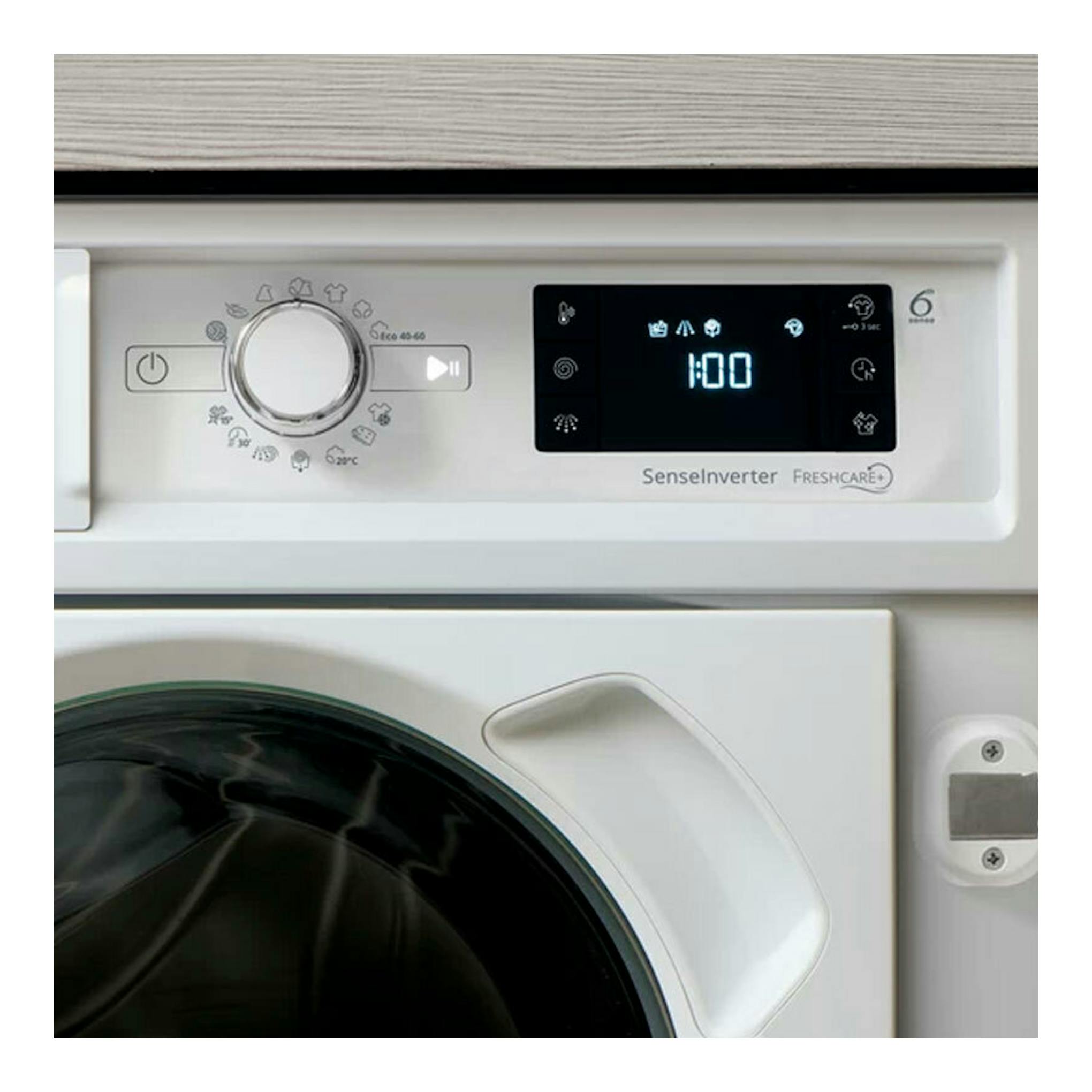 Lavadora integrable Whirlpool BIWMWG81485EEU blanca, vista frontal del panel digital y la puerta.
