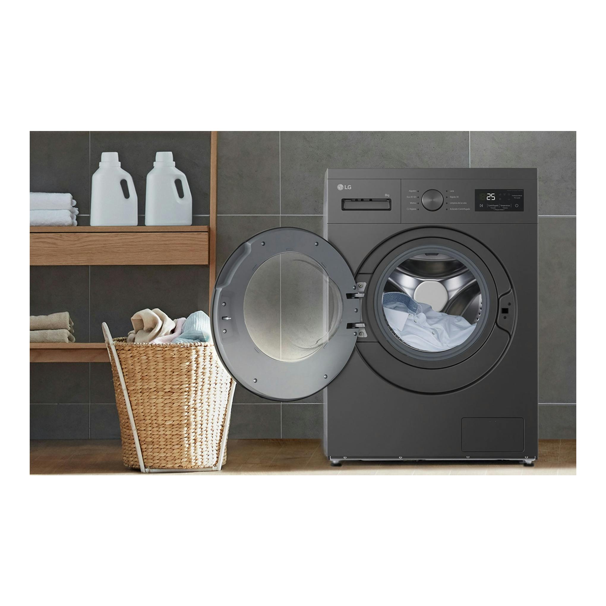 Lavadora frontal LG F4A10S8NDK gris oscuro, con puerta abierta y ropa dentro.