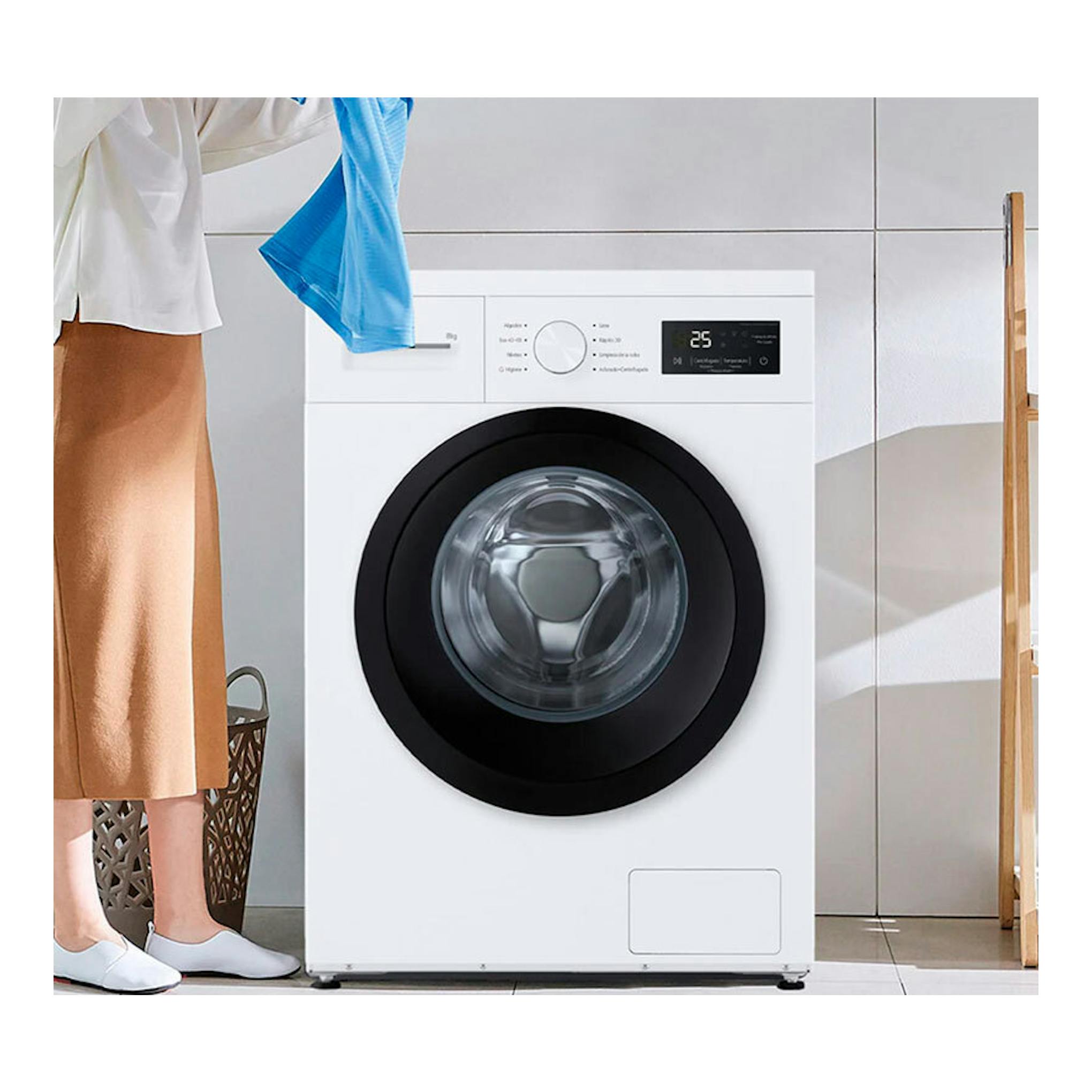 Lavadora LG F4A10S8NWK blanca, vista frontal, con puerta circular negra y panel digital superior.