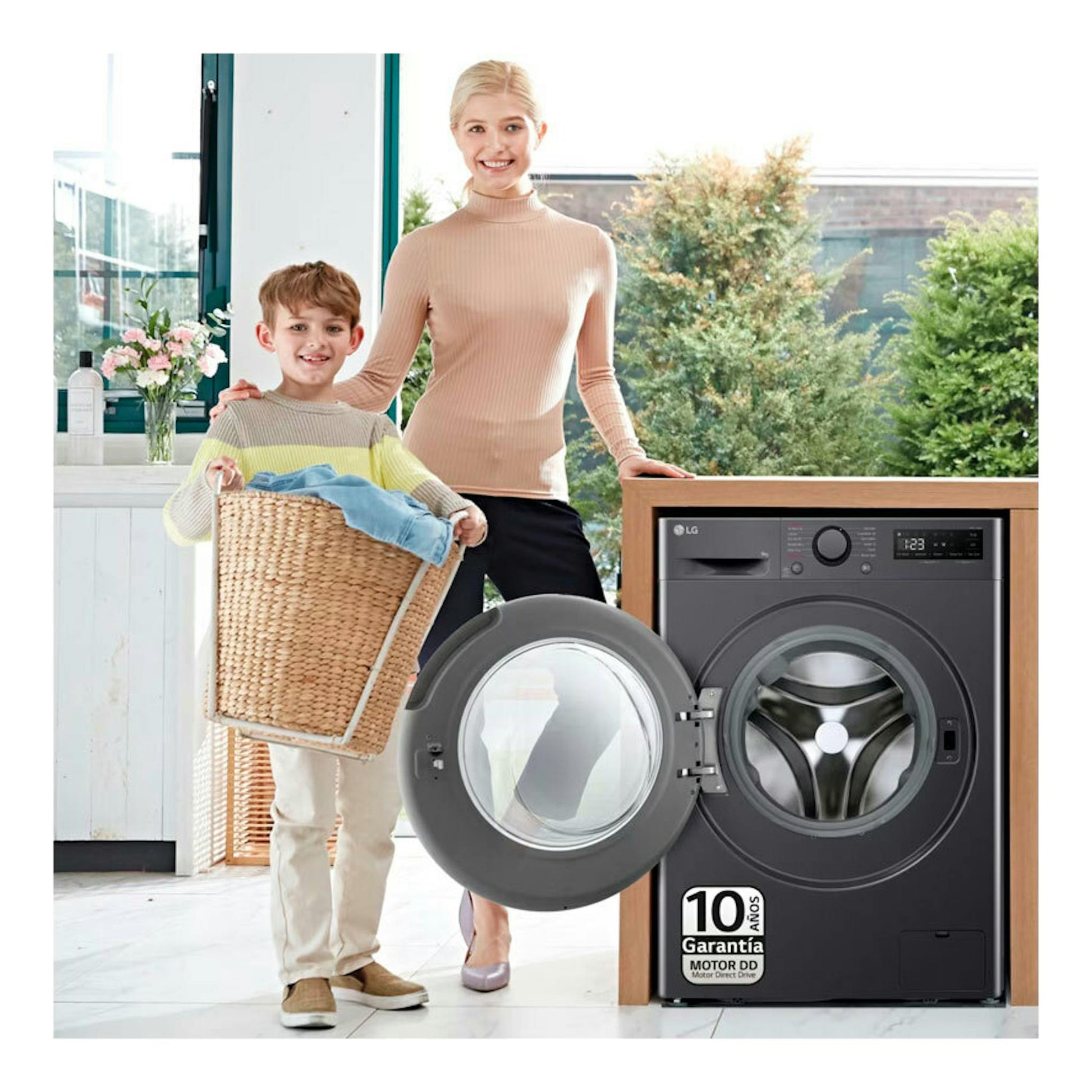 Lavadora LG F4WR5009A6M de 9 kg, frontal, negra, con puerta abierta y panel digital.