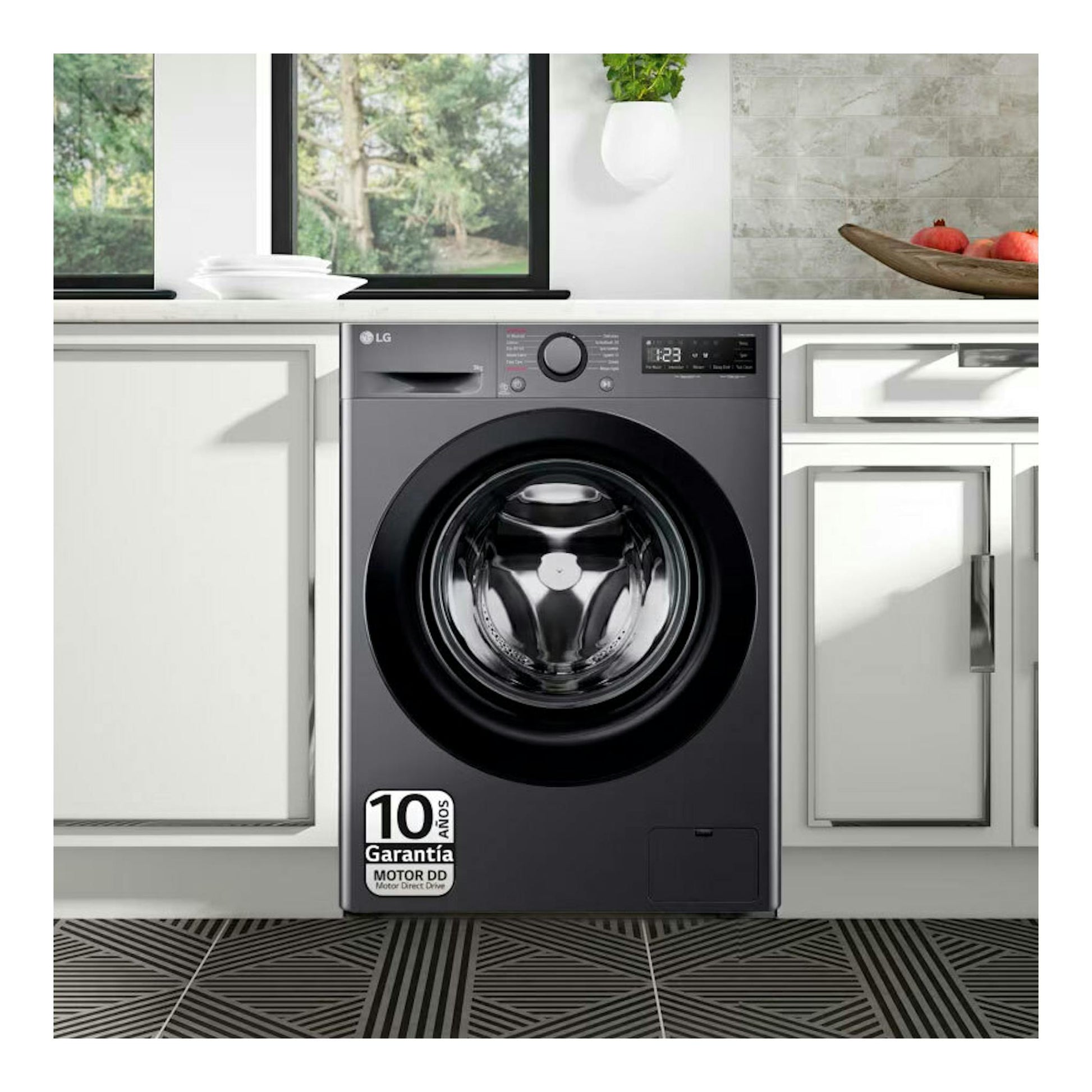 Lavadora LG F4WR5009A6M gris, vista frontal, integrada bajo encimera en una cocina.