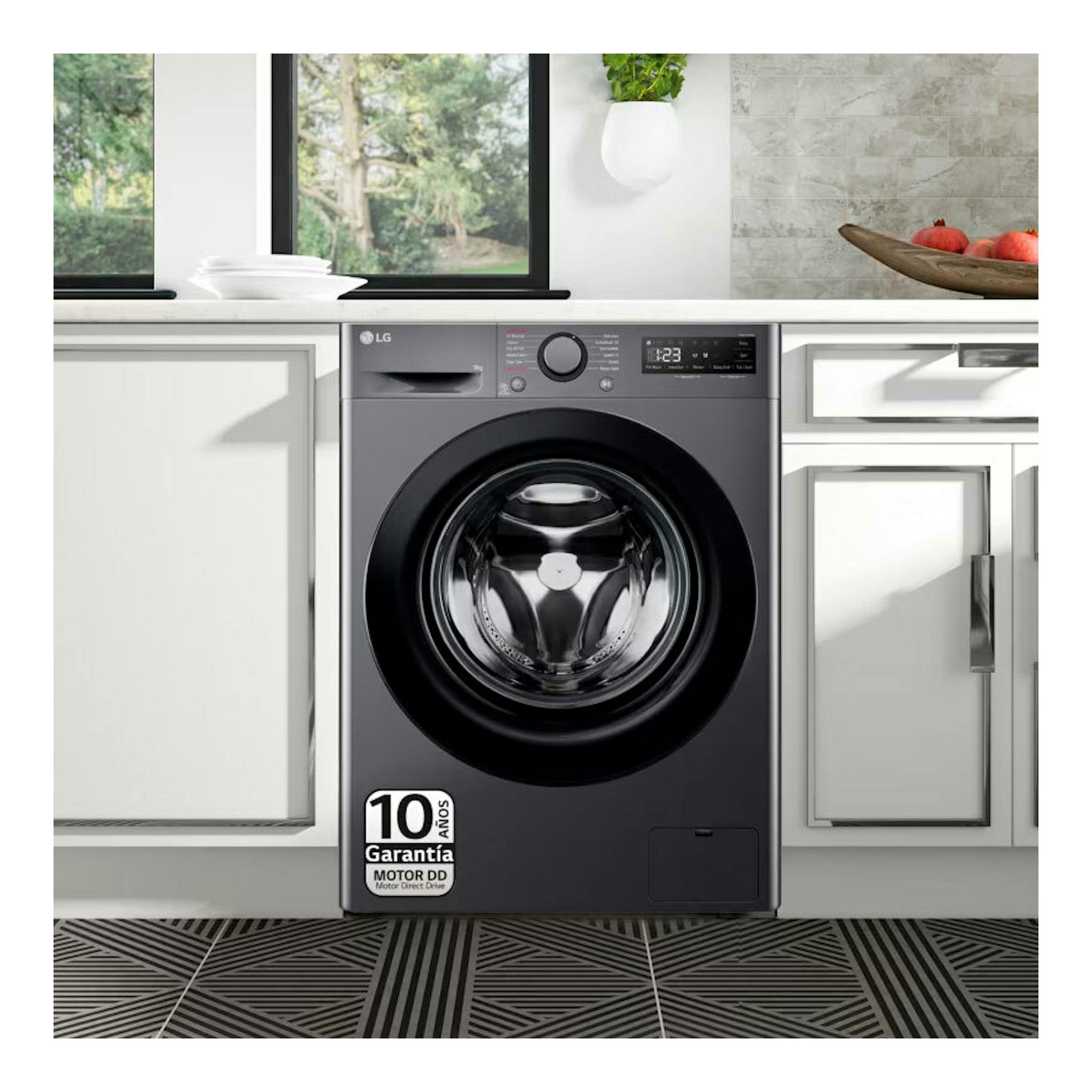 Lavadora LG F4WR5009A6M gris, vista frontal, integrada bajo encimera en una cocina.