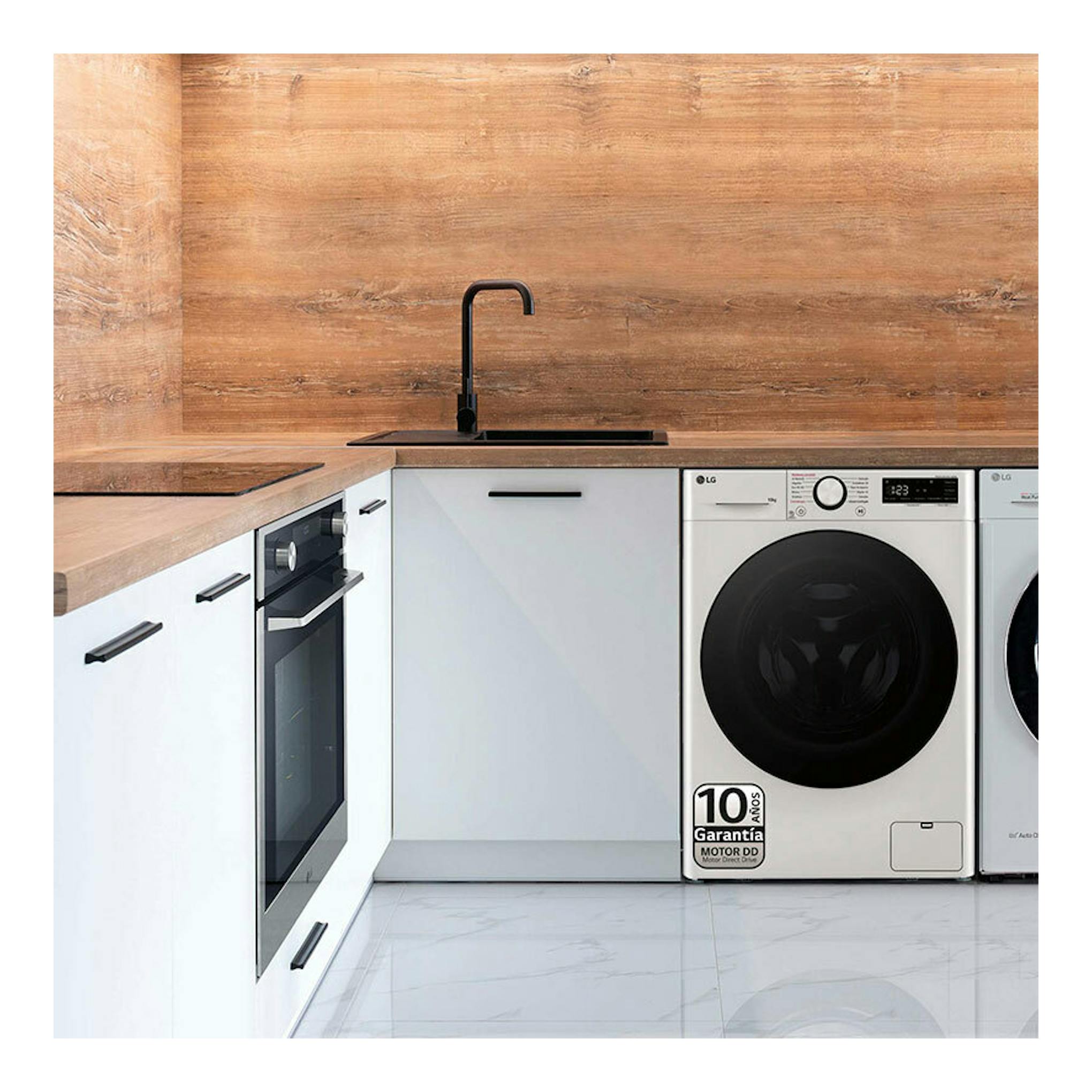 Lavadora LG F4WR6010AGW blanca de carga frontal, vista frontal, junto a muebles de cocina.