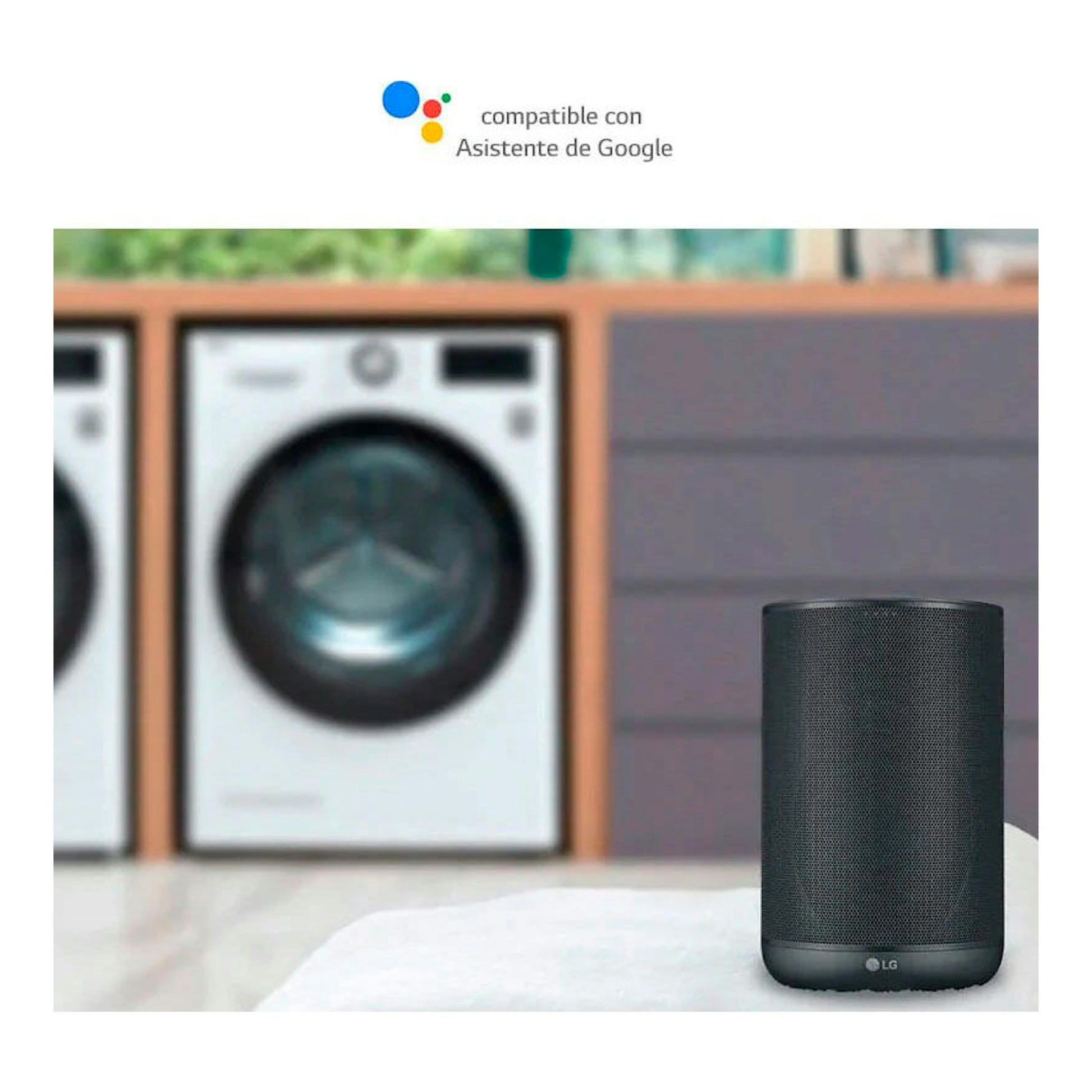 Altavoz LG cilíndrico negro en primer plano; al fondo, lavadoras desenfocadas y el logo de Asistente de Google.