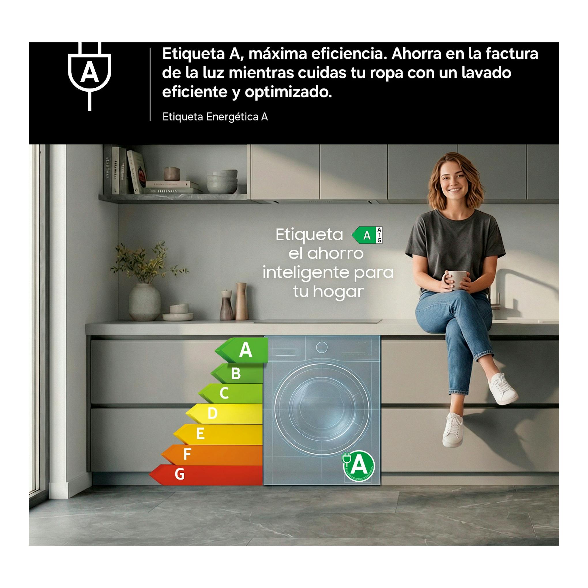 Lavadora Samsung WW80FG5L32AEEC, vista frontal en una cocina, con etiqueta energética A.