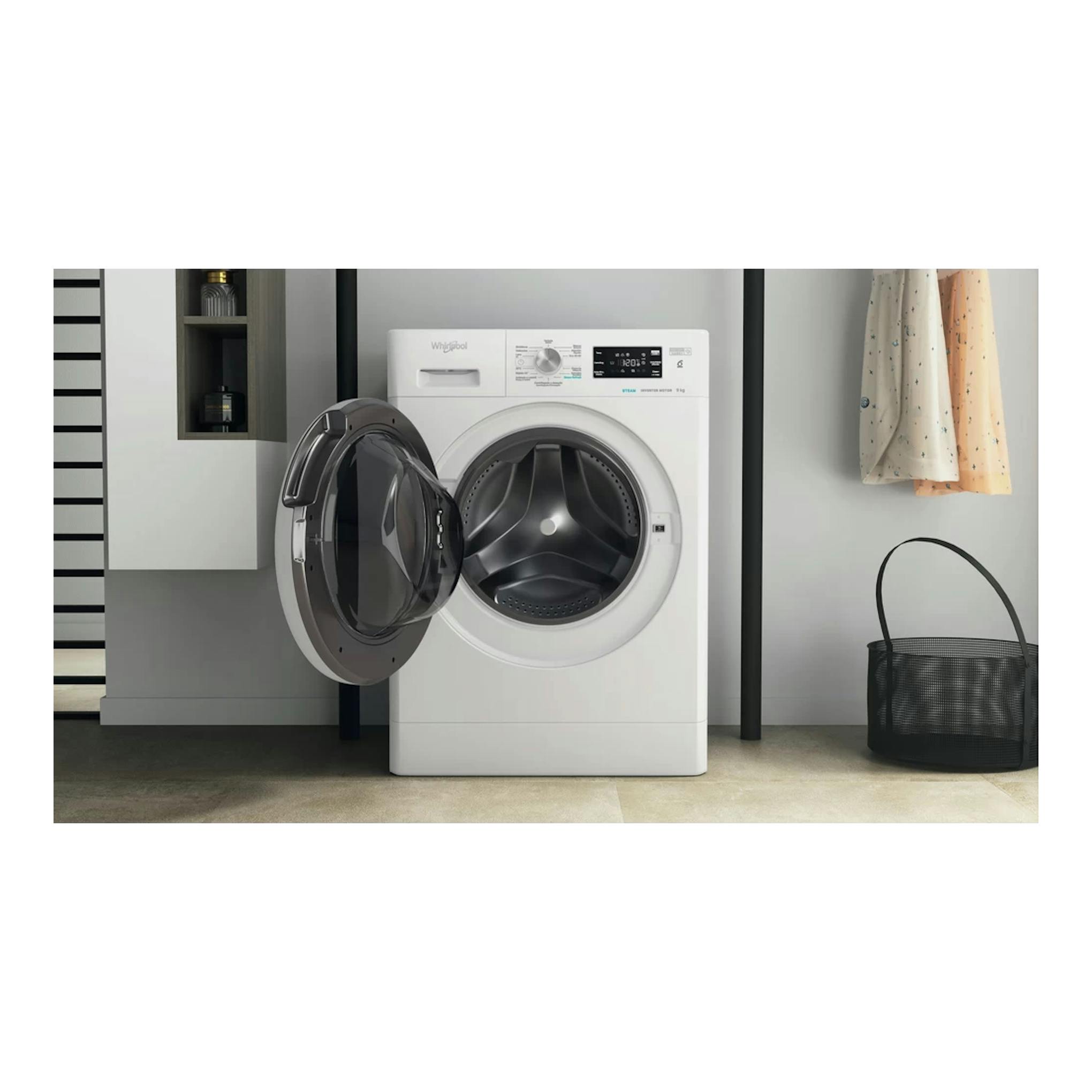 Lavadora Whirlpool FFB 9469 WV SPT blanca, vista frontal, con la puerta abierta en una lavandería.