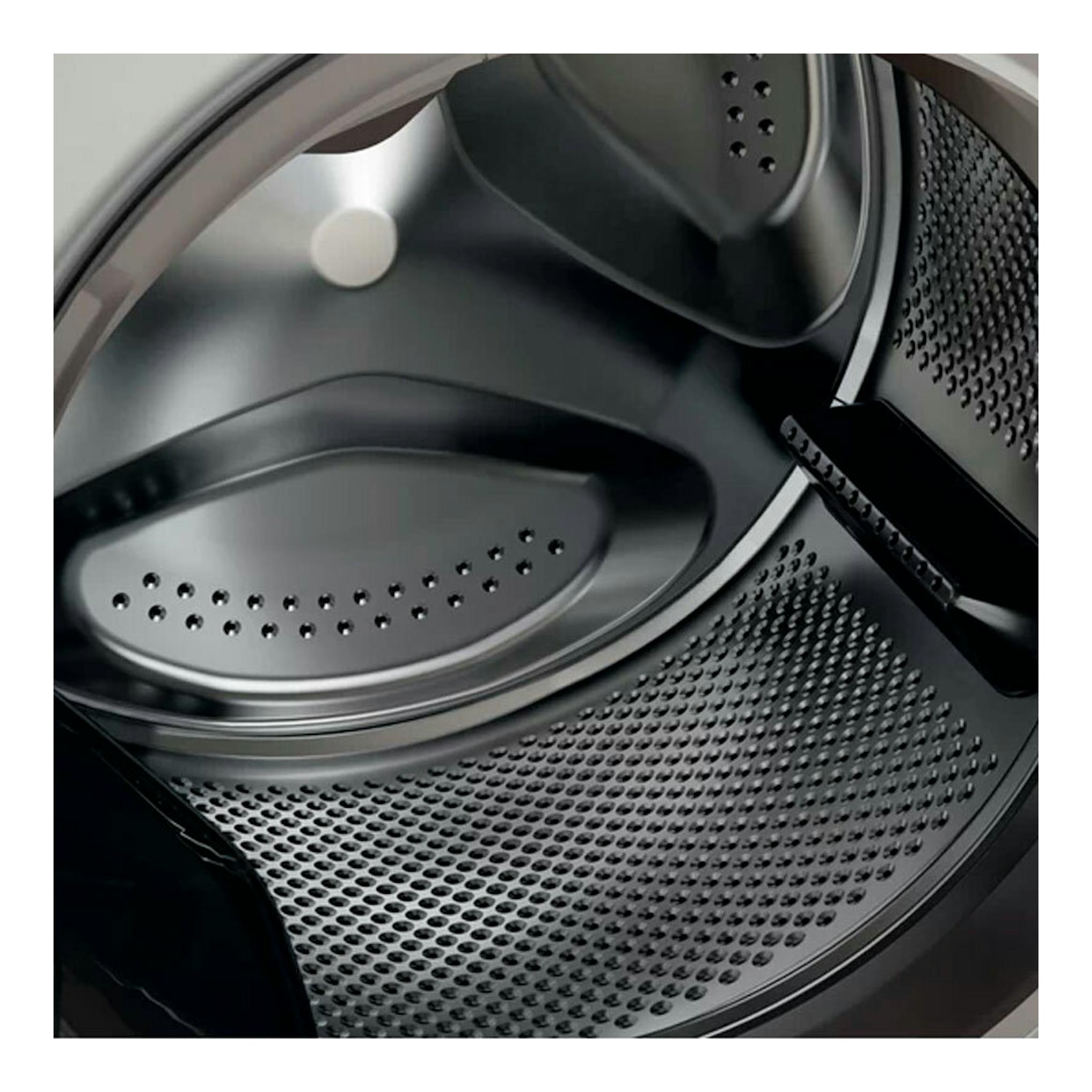 Interior del tambor de una lavadora Whirlpool FFB7259WVSP, vista en primer plano, color plata.