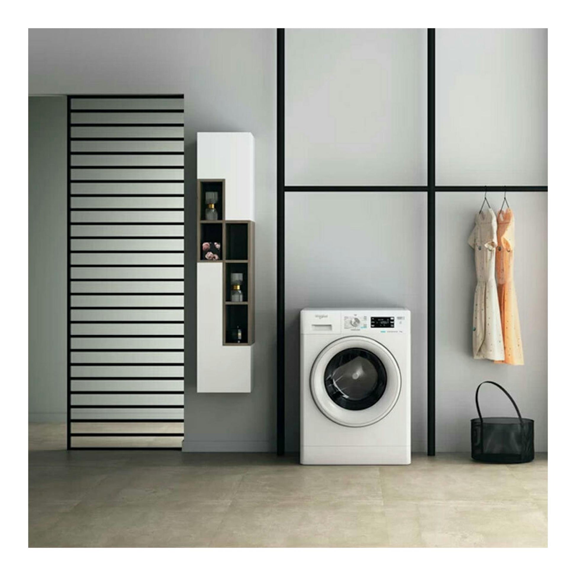 Lavadora Whirlpool FFB7259WVSP blanca, vista frontal, con puerta circular negra en un interior moderno.